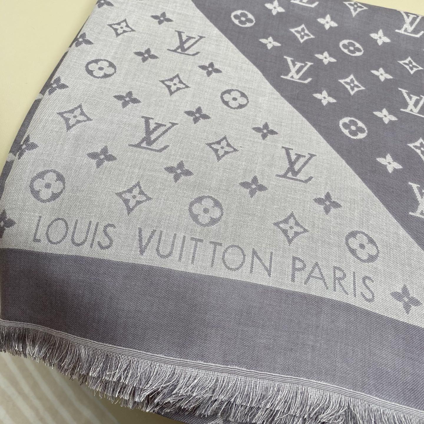 驴牌# Monogram Classic Shine【撞色提花140cm披肩围巾】 采用精湛提花工艺织就