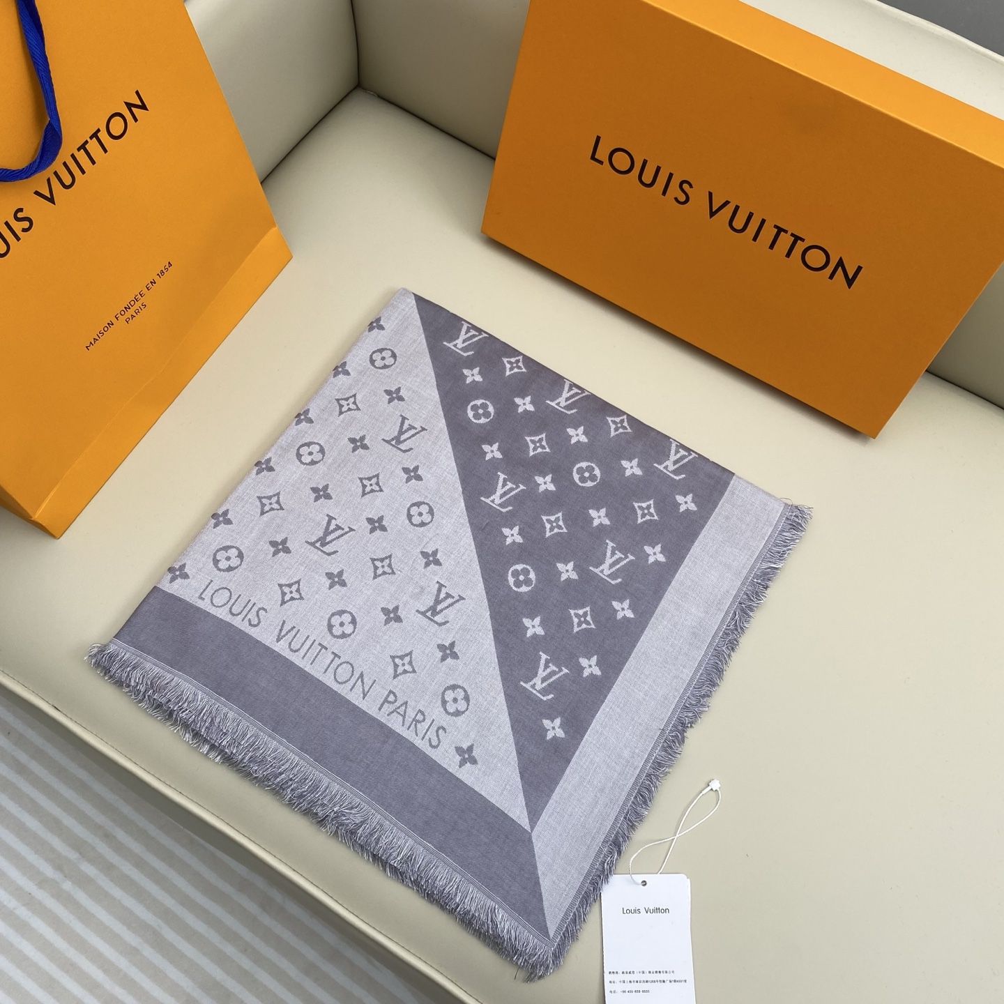 驴牌# Monogram Classic Shine【撞色提花140cm披肩围巾】 采用精湛提花工艺织就