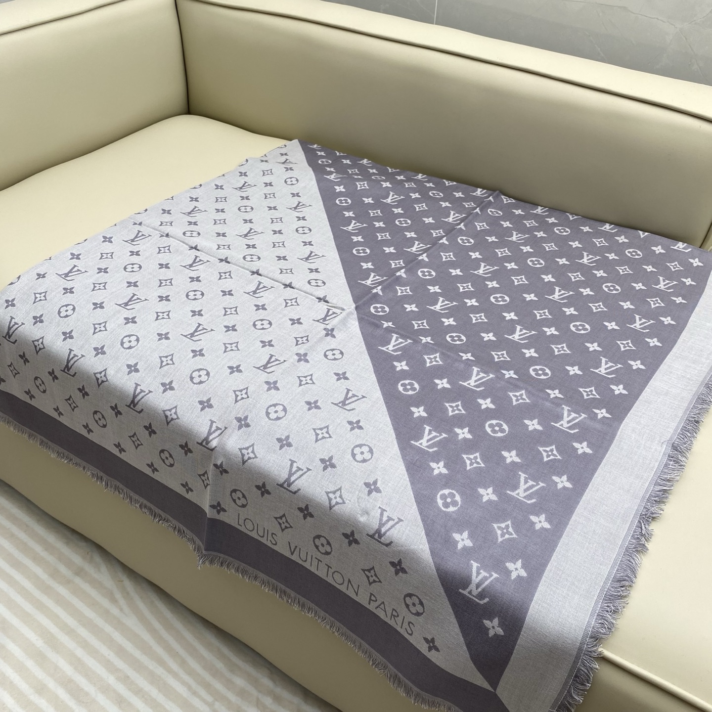 驴牌# Monogram Classic Shine【撞色提花140cm披肩围巾】 采用精湛提花工艺织就