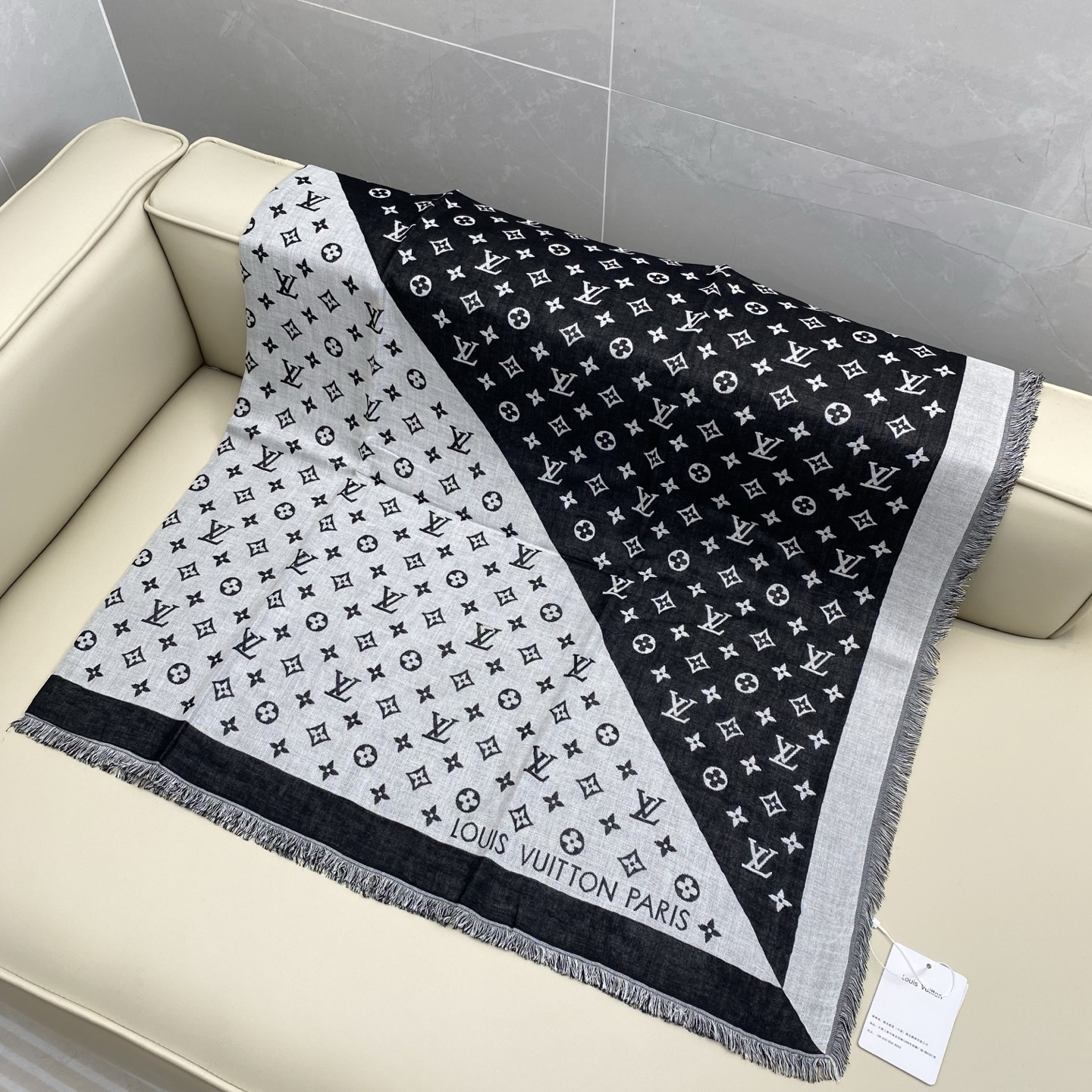 驴牌# Monogram Classic Shine【撞色提花140cm披肩围巾】 采用精湛提花工艺织就