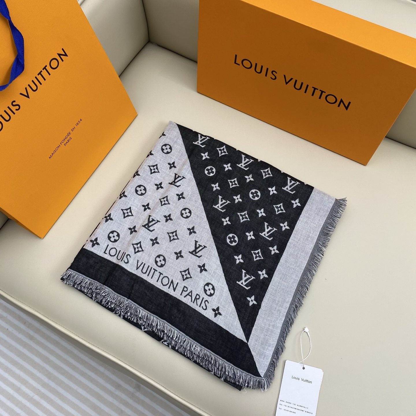 驴牌# Monogram Classic Shine【撞色提花140cm披肩围巾】 采用精湛提花工艺织就