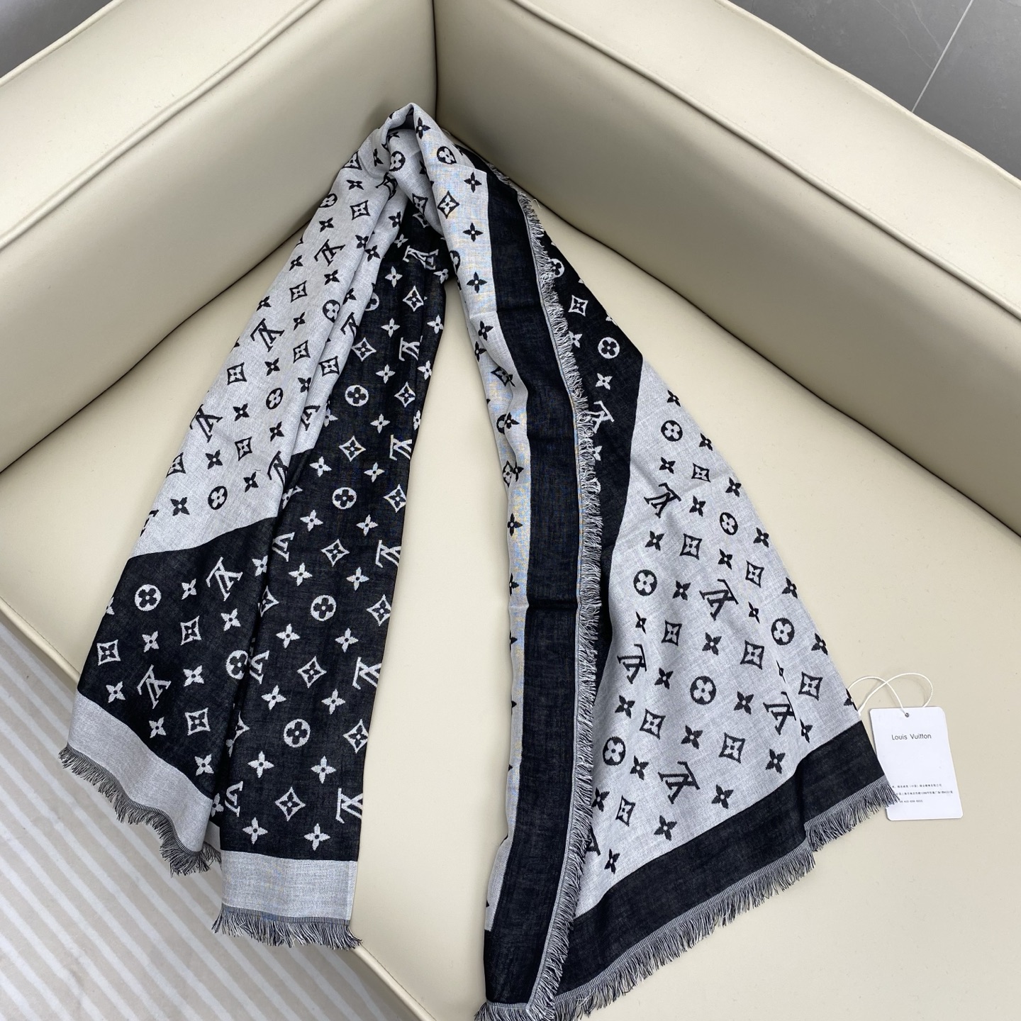 驴牌# Monogram Classic Shine【撞色提花140cm披肩围巾】 采用精湛提花工艺织就