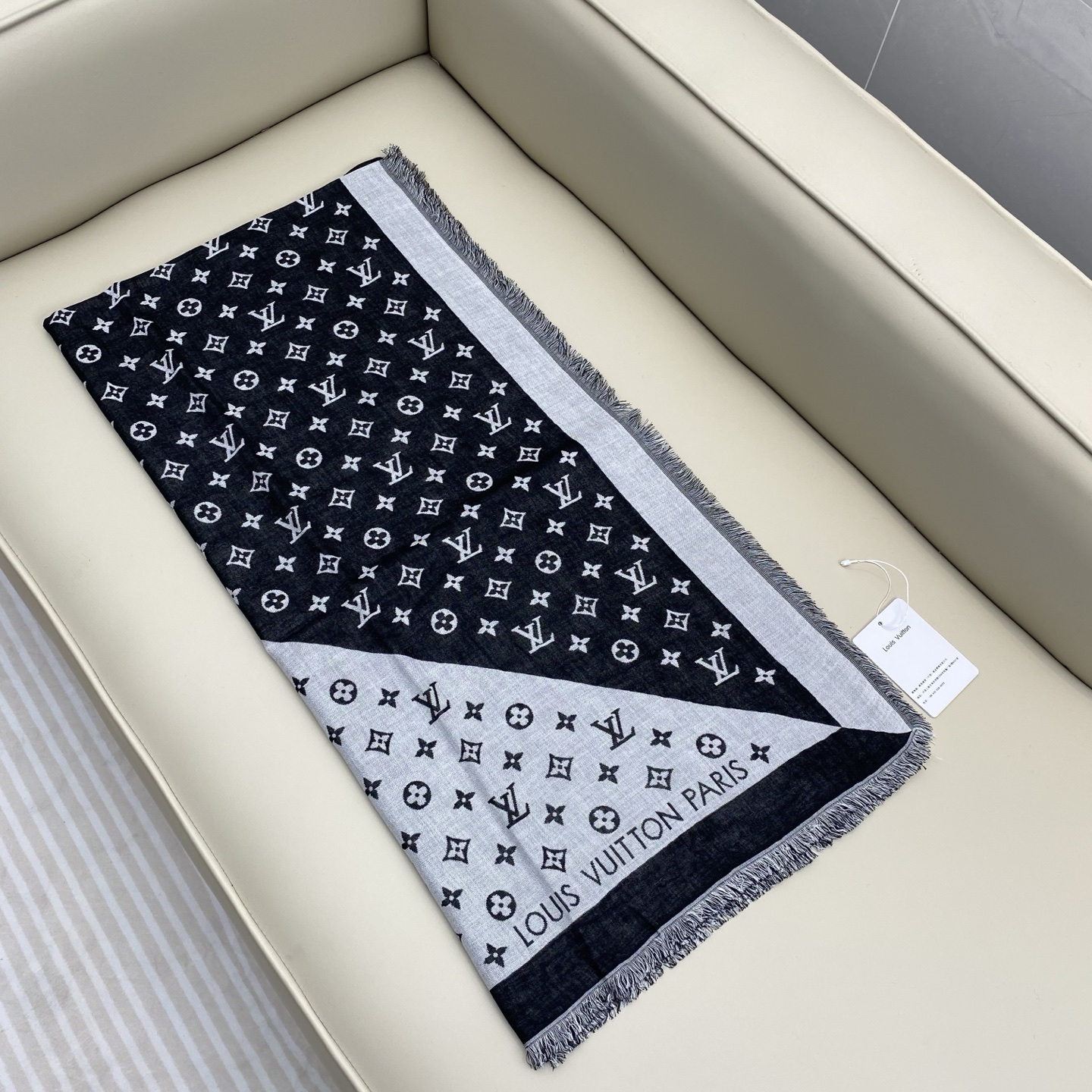 驴牌# Monogram Classic Shine【撞色提花140cm披肩围巾】 采用精湛提花工艺织就