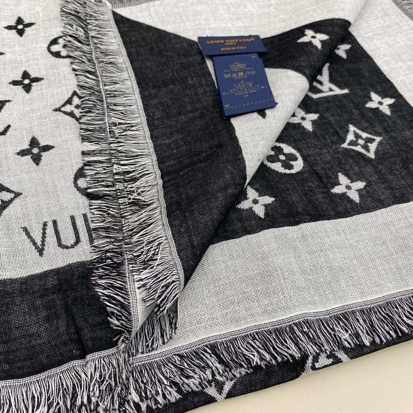 驴牌# Monogram Classic Shine【撞色提花140cm披肩围巾】 采用精湛提花工艺织就