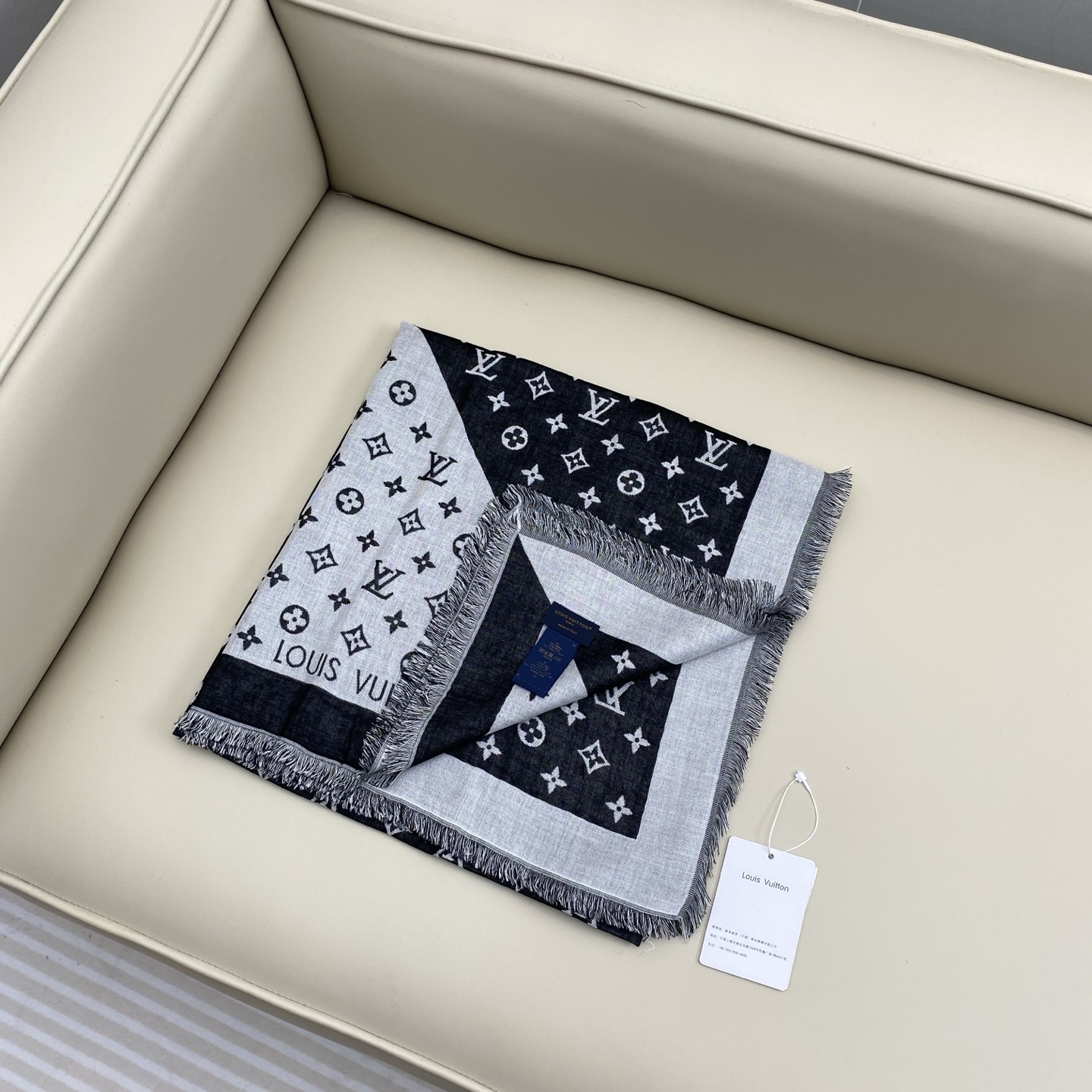 驴牌# Monogram Classic Shine【撞色提花140cm披肩围巾】 采用精湛提花工艺织就