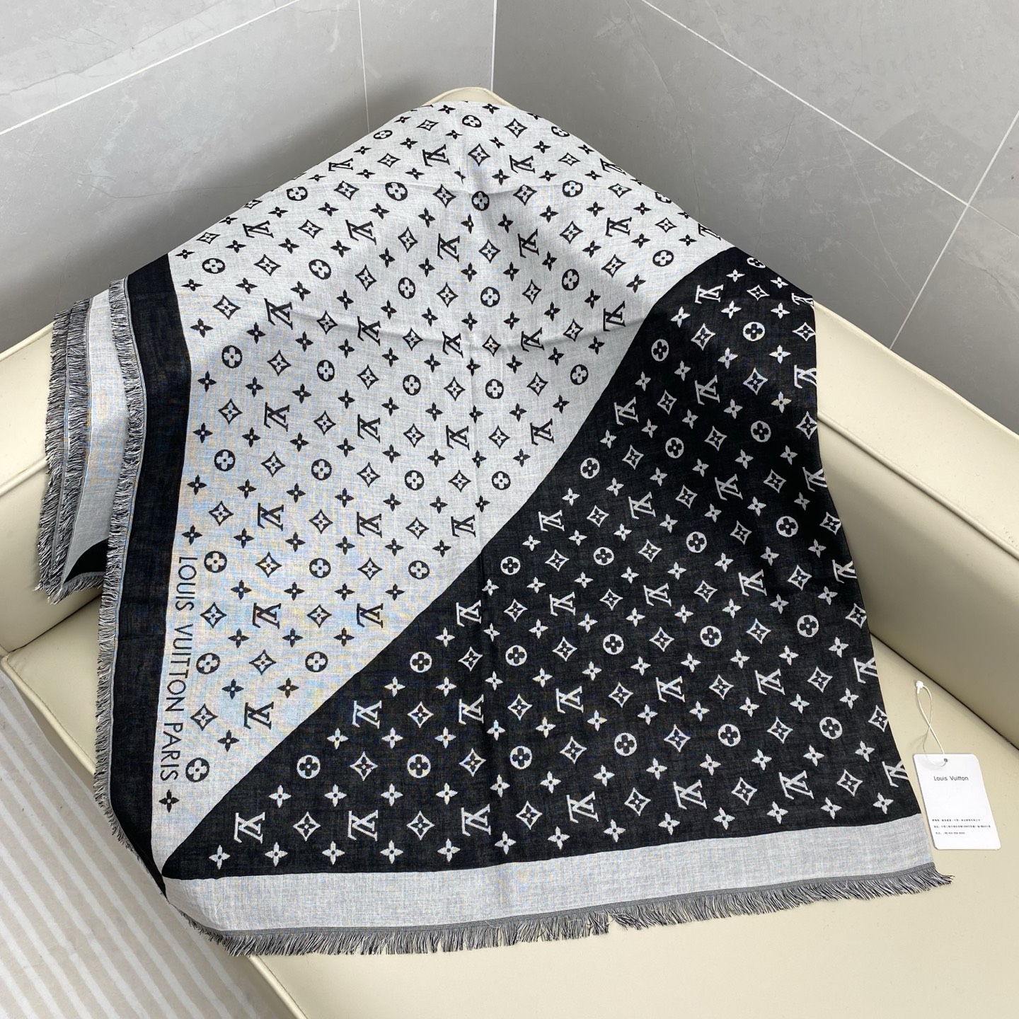 驴牌# Monogram Classic Shine【撞色提花140cm披肩围巾】 采用精湛提花工艺织就