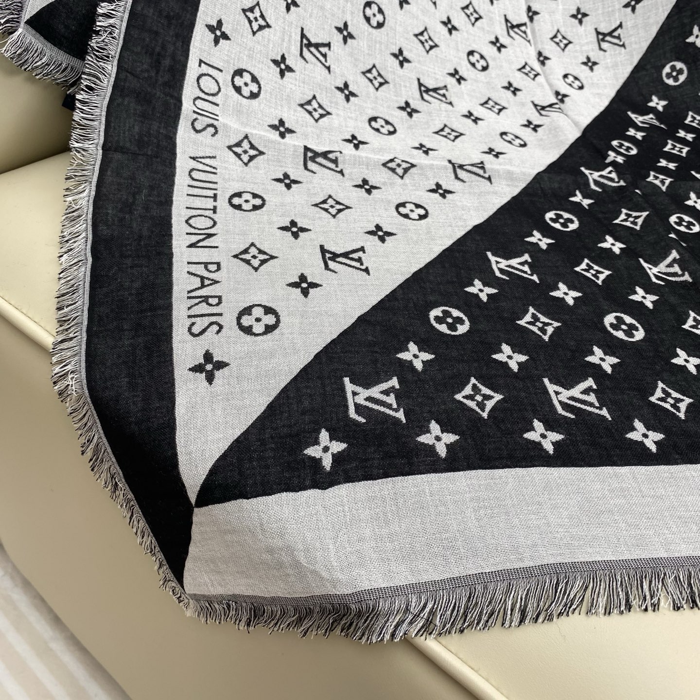 驴牌# Monogram Classic Shine【撞色提花140cm披肩围巾】 采用精湛提花工艺织就