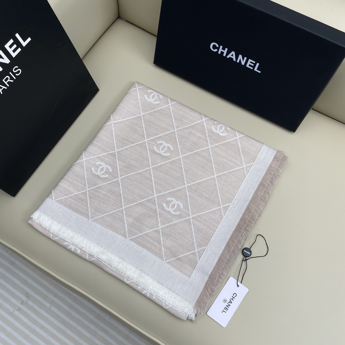 𝐂𝐡𝐚𝐧𝐞𝐥 20。 【菱格纹双C印花披肩围巾】这一季颜色搭配还是很绝的，杏白配色很温柔，经典菱格纹加双