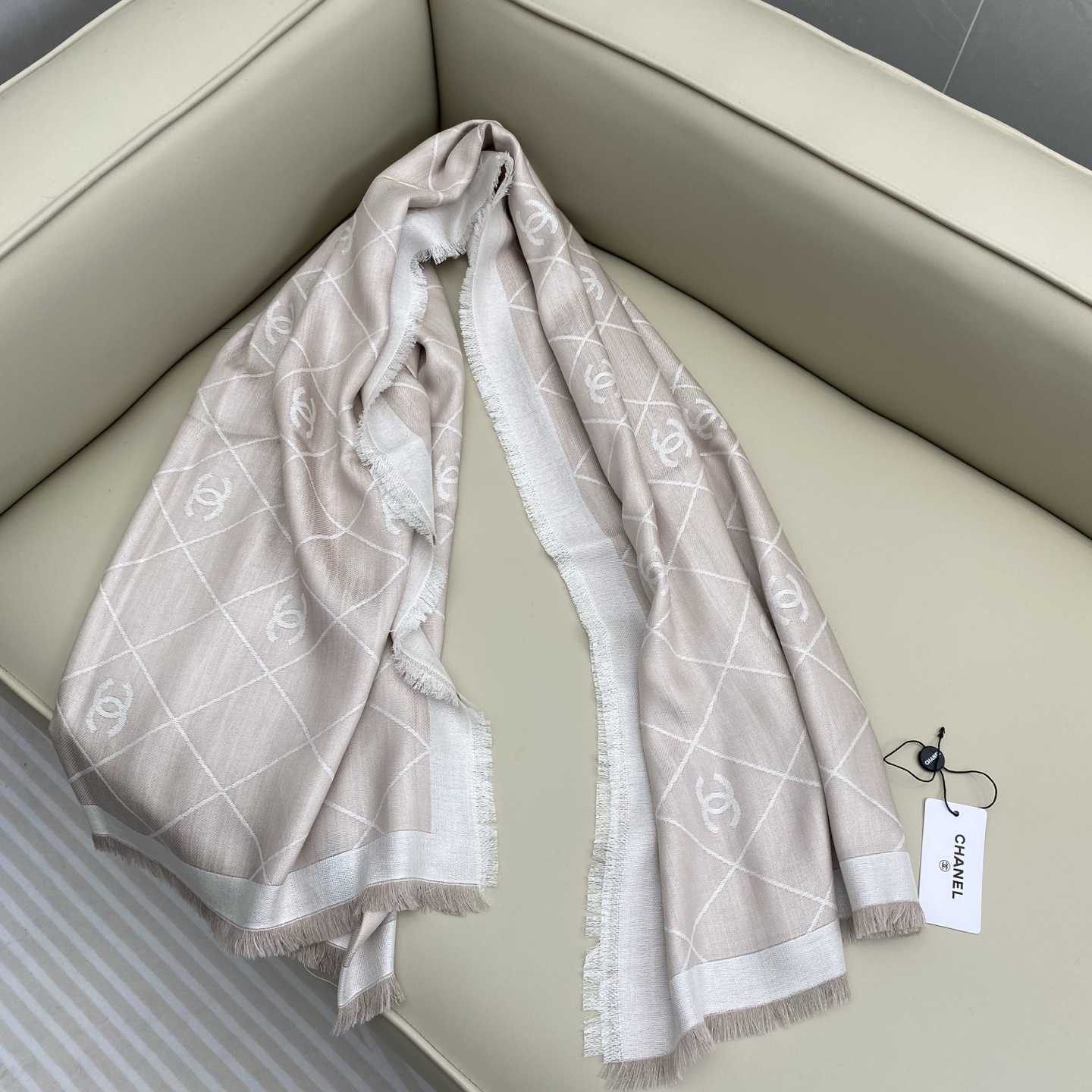 𝐂𝐡𝐚𝐧𝐞𝐥 20。 【菱格纹双C印花披肩围巾】这一季颜色搭配还是很绝的，杏白配色很温柔，经典菱格纹加双