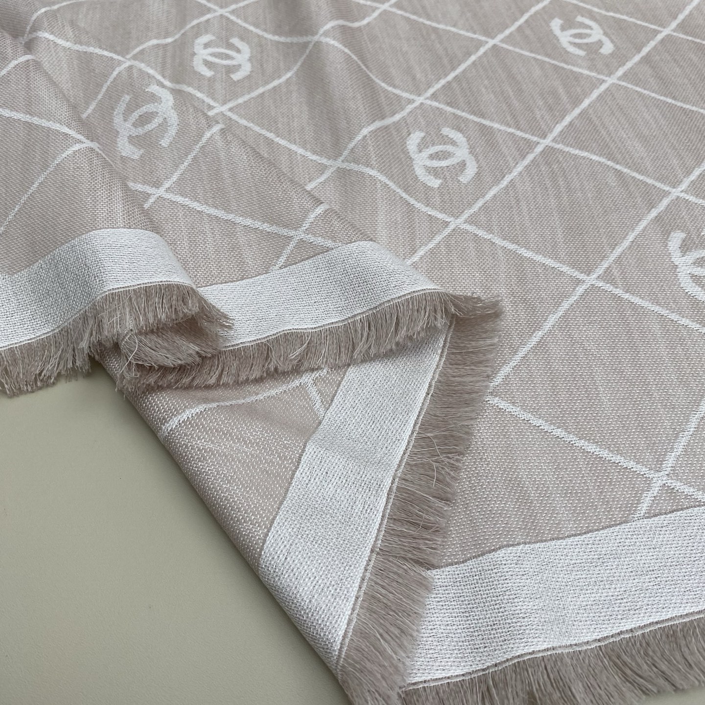 𝐂𝐡𝐚𝐧𝐞𝐥 20。 【菱格纹双C印花披肩围巾】这一季颜色搭配还是很绝的，杏白配色很温柔，经典菱格纹加双