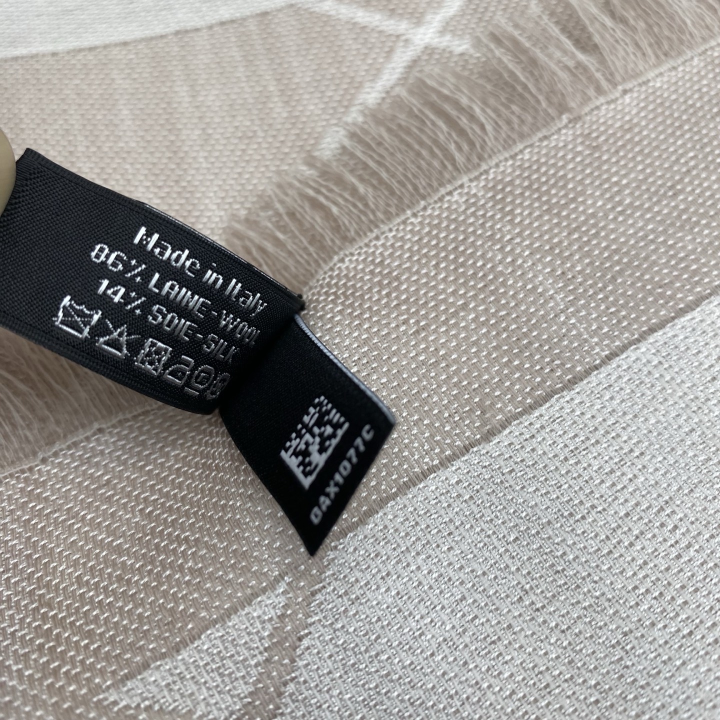 𝐂𝐡𝐚𝐧𝐞𝐥 20。 【菱格纹双C印花披肩围巾】这一季颜色搭配还是很绝的，杏白配色很温柔，经典菱格纹加双