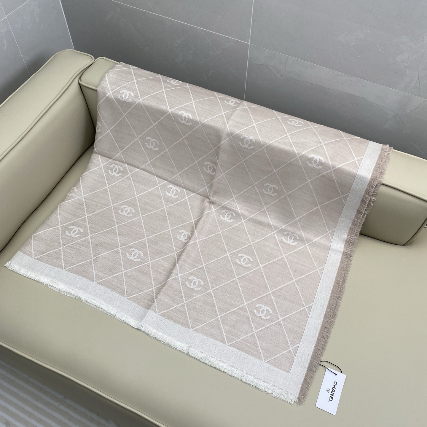 𝐂𝐡𝐚𝐧𝐞𝐥 20。 【菱格纹双C印花披肩围巾】这一季颜色搭配还是很绝的，杏白配色很温柔，经典菱格纹加双