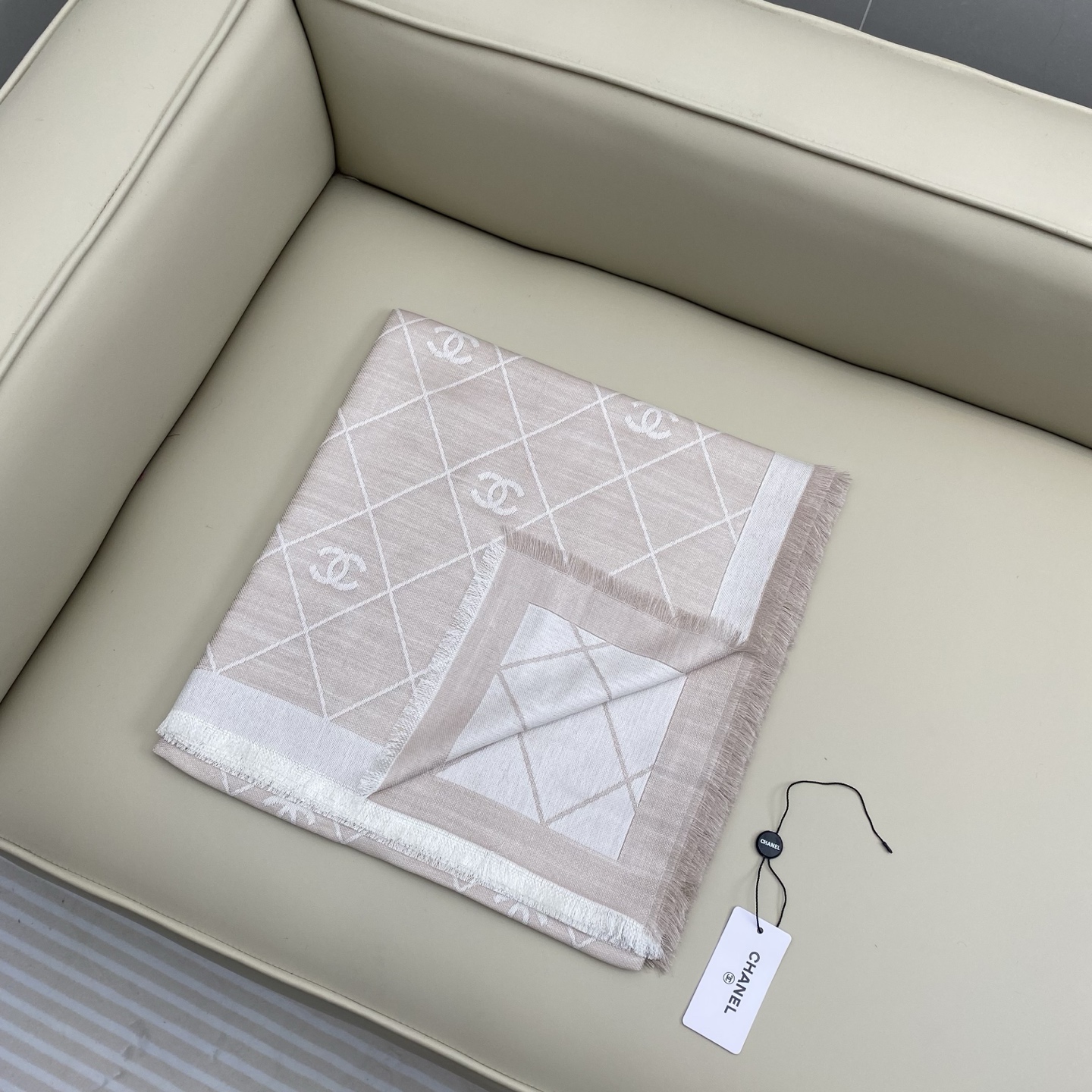 𝐂𝐡𝐚𝐧𝐞𝐥 20。 【菱格纹双C印花披肩围巾】这一季颜色搭配还是很绝的，杏白配色很温柔，经典菱格纹加双