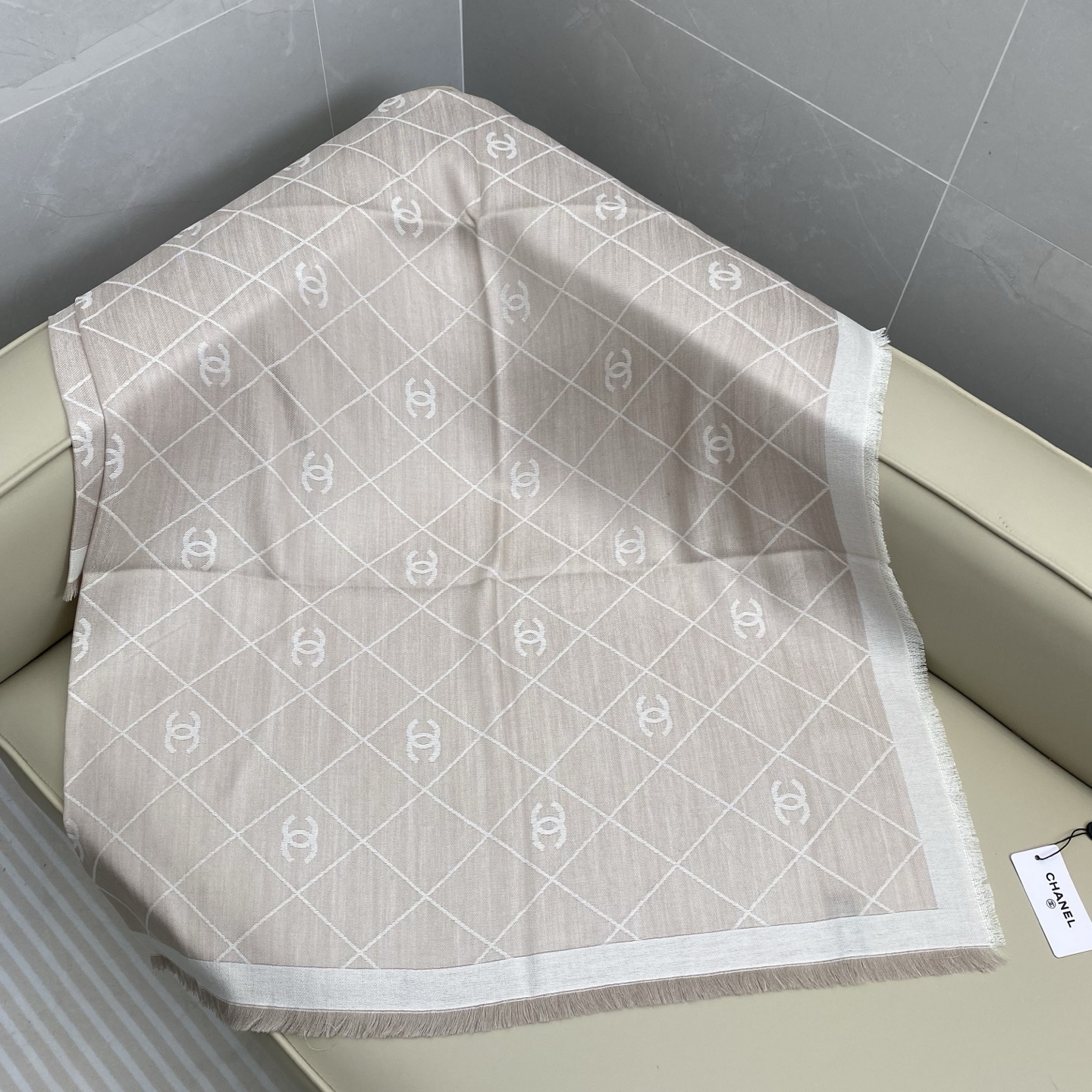 𝐂𝐡𝐚𝐧𝐞𝐥 20。 【菱格纹双C印花披肩围巾】这一季颜色搭配还是很绝的，杏白配色很温柔，经典菱格纹加双