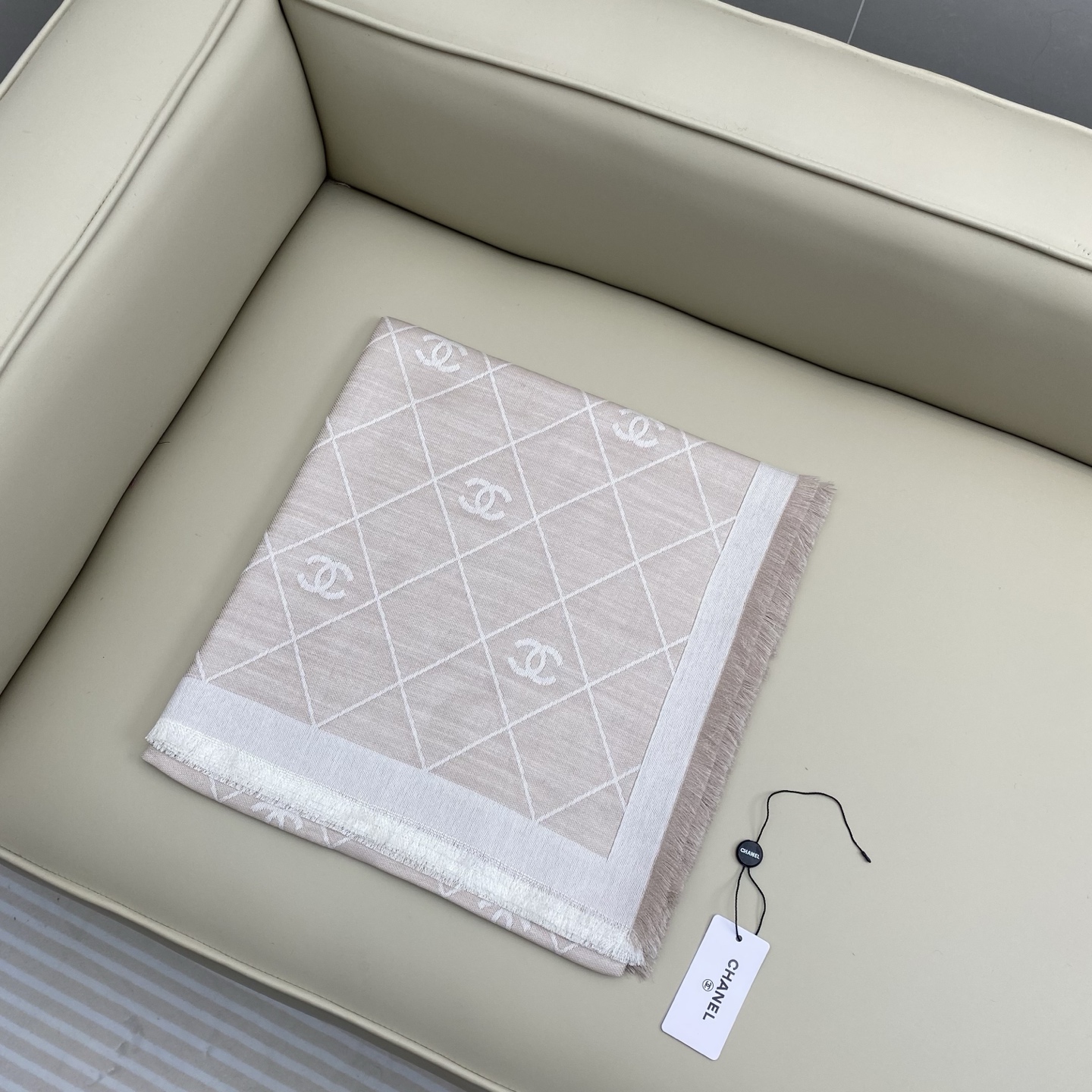 𝐂𝐡𝐚𝐧𝐞𝐥 20。 【菱格纹双C印花披肩围巾】这一季颜色搭配还是很绝的，杏白配色很温柔，经典菱格纹加双