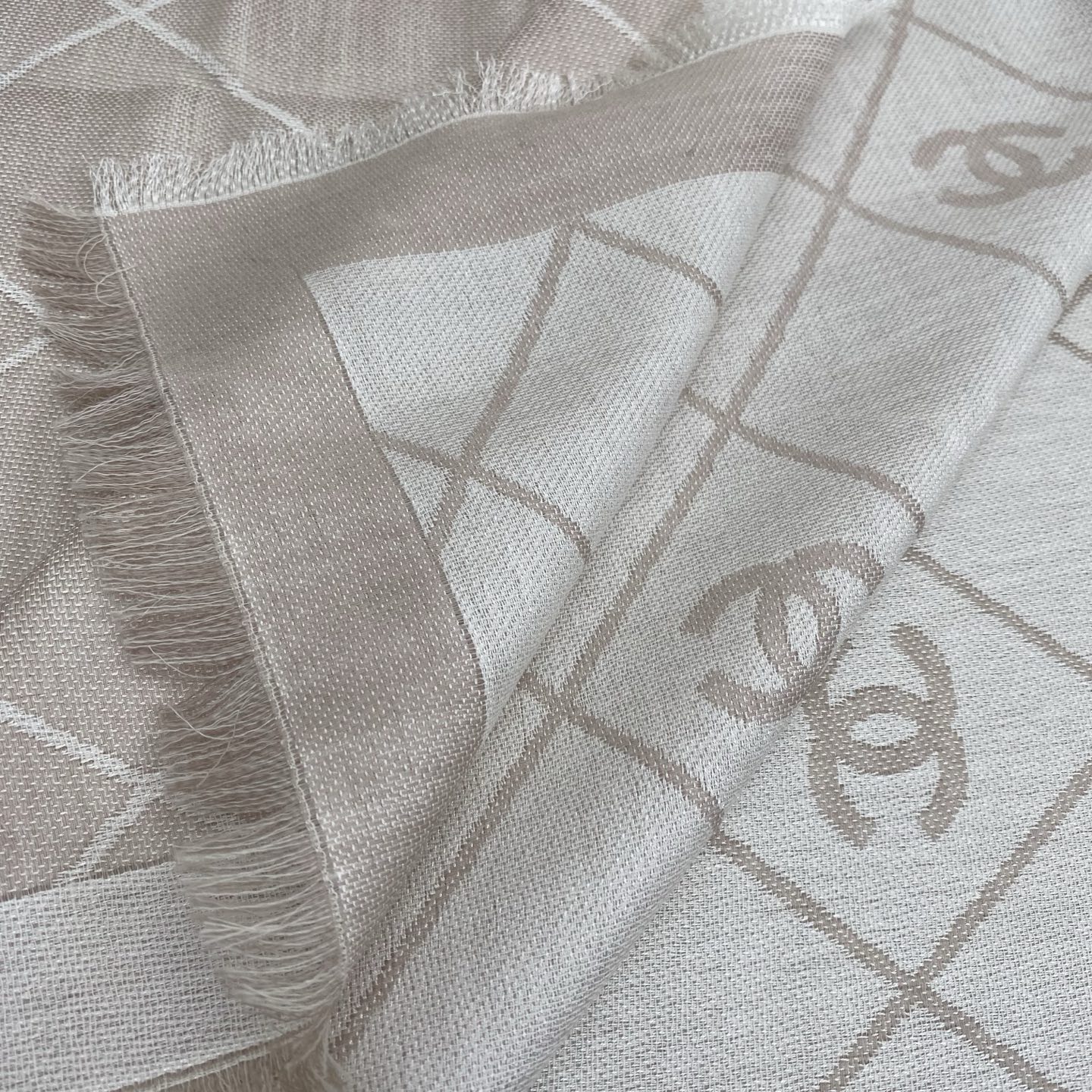 𝐂𝐡𝐚𝐧𝐞𝐥 20。 【菱格纹双C印花披肩围巾】这一季颜色搭配还是很绝的，杏白配色很温柔，经典菱格纹加双