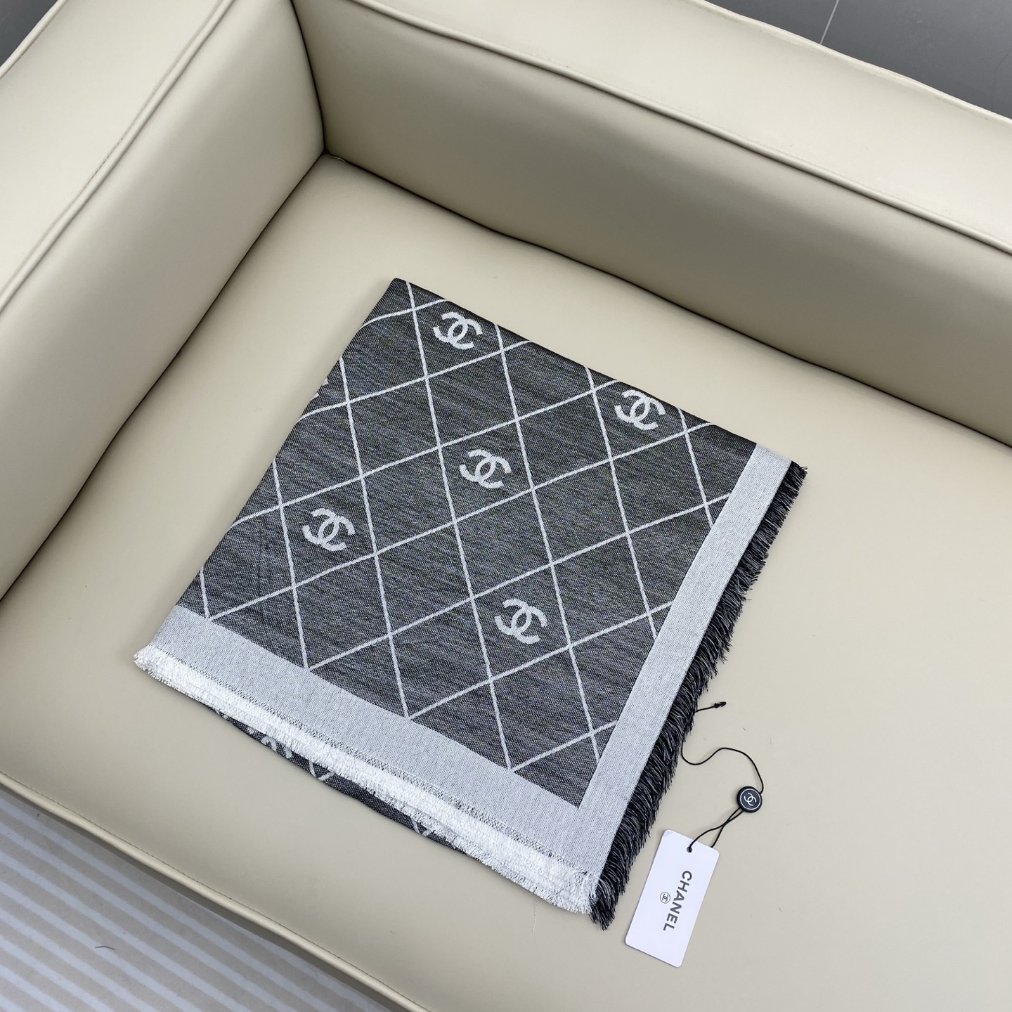 𝐂𝐡𝐚𝐧𝐞𝐥 20。 【菱格纹双C印花披肩围巾】这一季颜色搭配还是很绝的，杏白配色很温柔，经典菱格纹加双