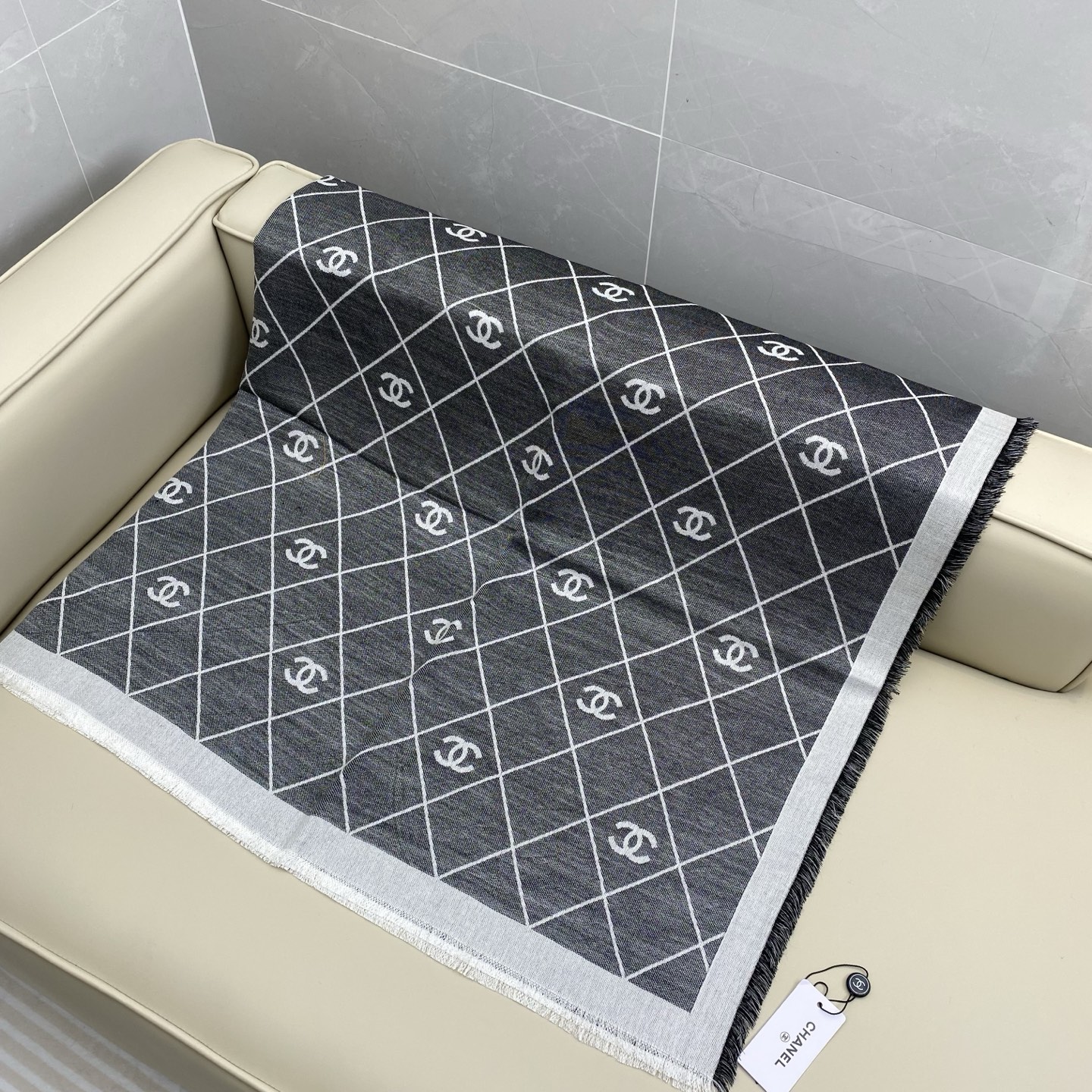 𝐂𝐡𝐚𝐧𝐞𝐥 20。 【菱格纹双C印花披肩围巾】这一季颜色搭配还是很绝的，杏白配色很温柔，经典菱格纹加双