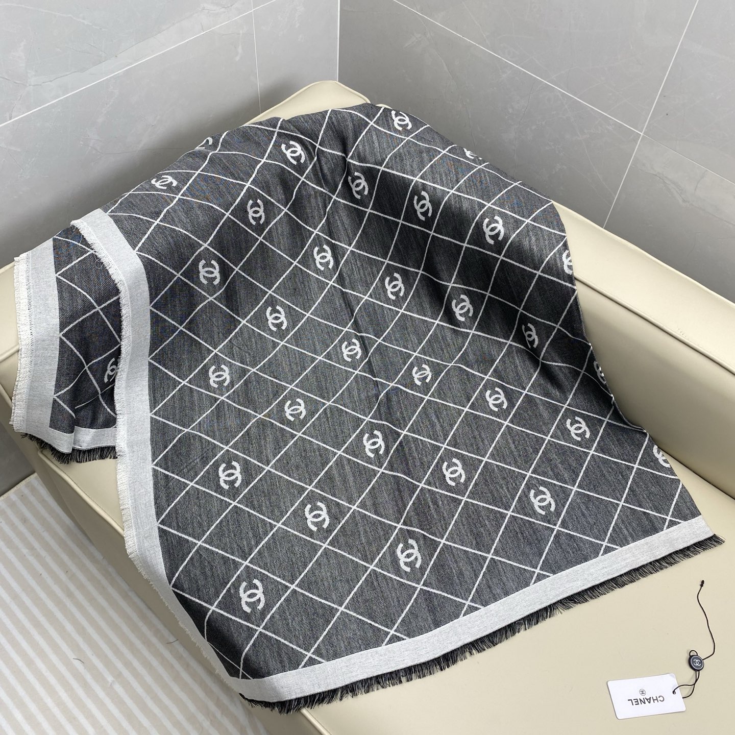 𝐂𝐡𝐚𝐧𝐞𝐥 20。 【菱格纹双C印花披肩围巾】这一季颜色搭配还是很绝的，杏白配色很温柔，经典菱格纹加双