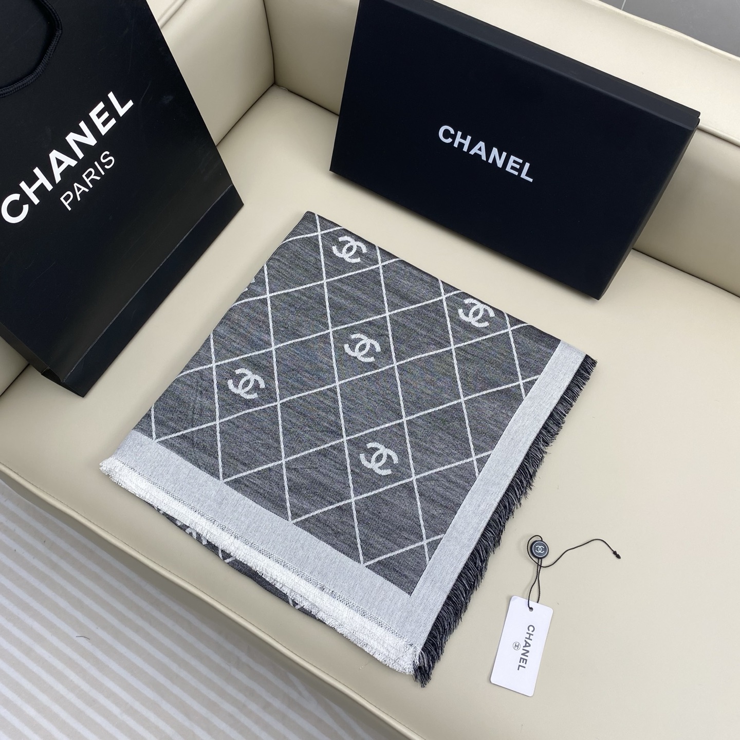 𝐂𝐡𝐚𝐧𝐞𝐥 20。 【菱格纹双C印花披肩围巾】这一季颜色搭配还是很绝的，杏白配色很温柔，经典菱格纹加双