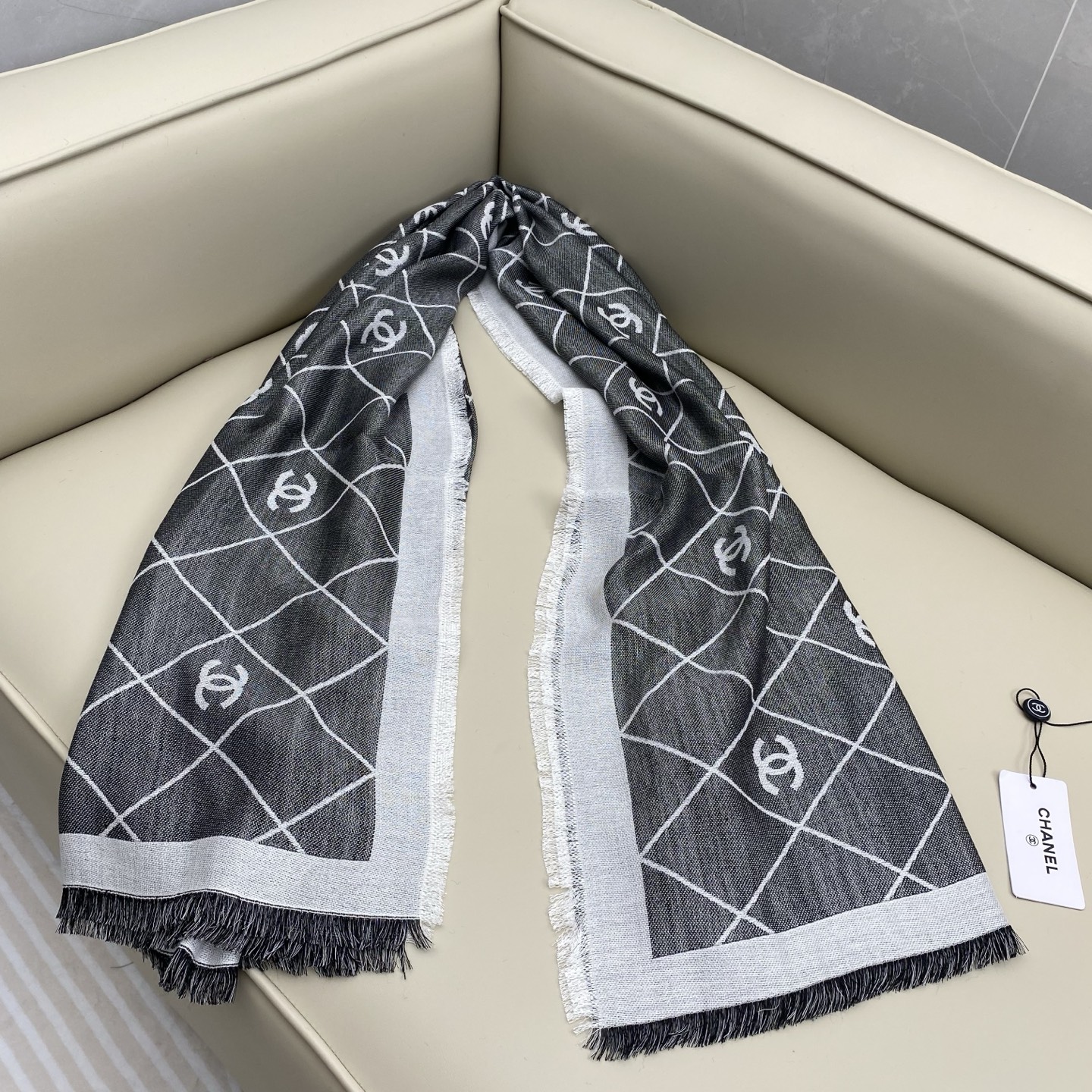 𝐂𝐡𝐚𝐧𝐞𝐥 20。 【菱格纹双C印花披肩围巾】这一季颜色搭配还是很绝的，杏白配色很温柔，经典菱格纹加双