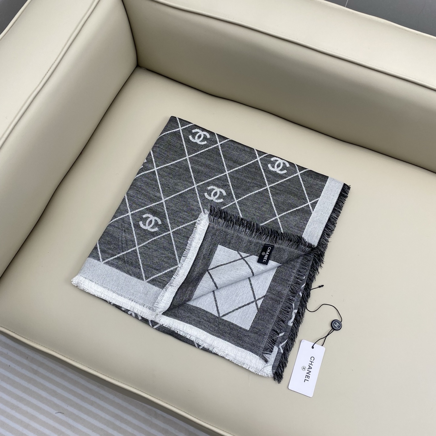 𝐂𝐡𝐚𝐧𝐞𝐥 20。 【菱格纹双C印花披肩围巾】这一季颜色搭配还是很绝的，杏白配色很温柔，经典菱格纹加双