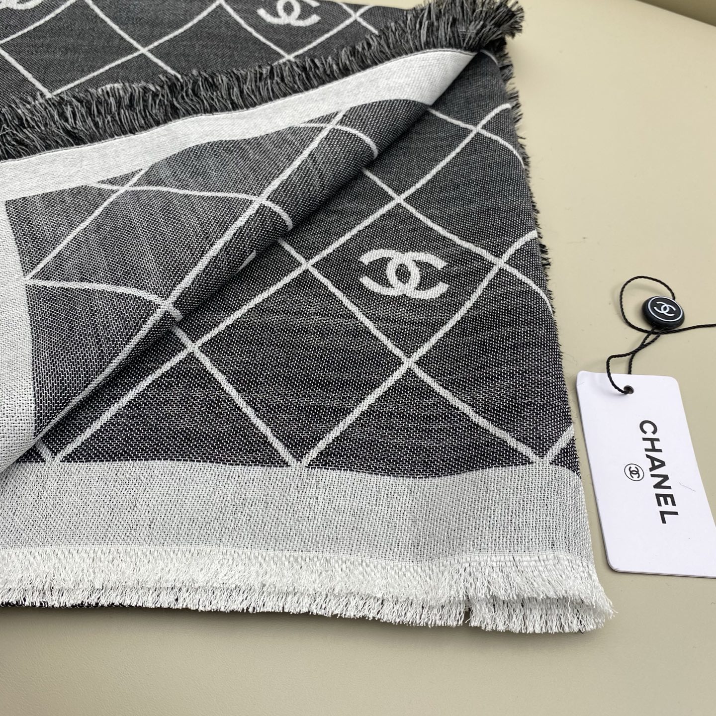 𝐂𝐡𝐚𝐧𝐞𝐥 20。 【菱格纹双C印花披肩围巾】这一季颜色搭配还是很绝的，杏白配色很温柔，经典菱格纹加双