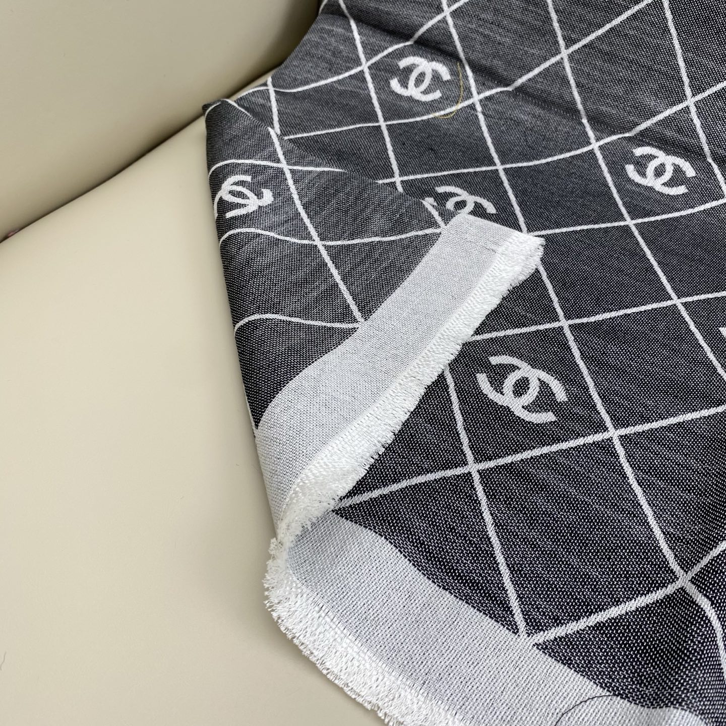 𝐂𝐡𝐚𝐧𝐞𝐥 20。 【菱格纹双C印花披肩围巾】这一季颜色搭配还是很绝的，杏白配色很温柔，经典菱格纹加双