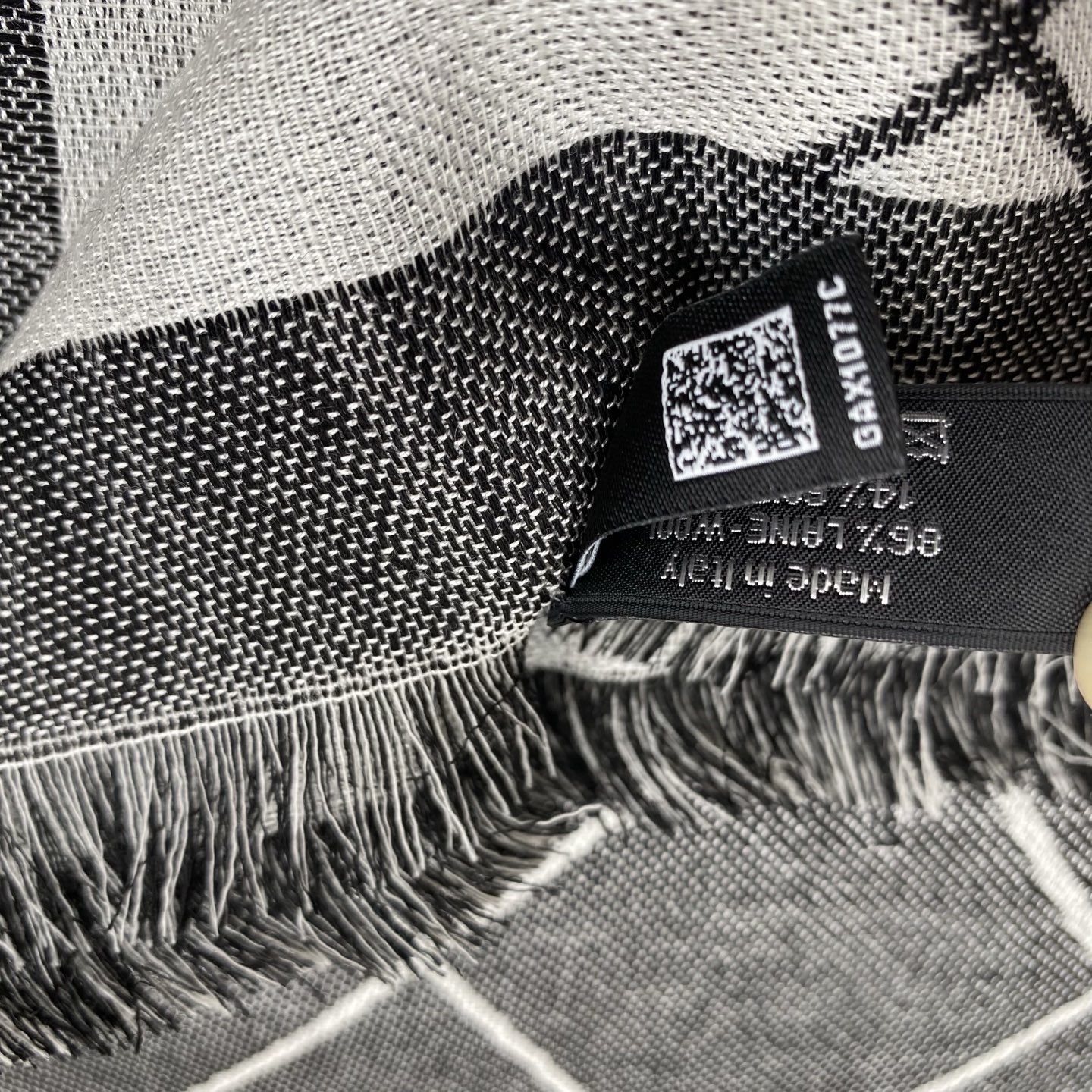 𝐂𝐡𝐚𝐧𝐞𝐥 20。 【菱格纹双C印花披肩围巾】这一季颜色搭配还是很绝的，杏白配色很温柔，经典菱格纹加双