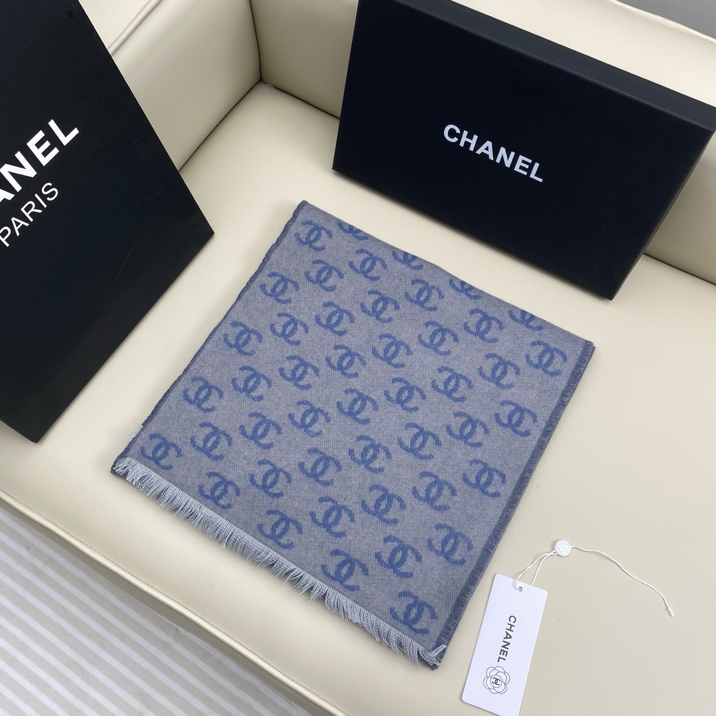 𝐂𝐡𝐚𝐧𝐞𝐥双C满logo渐变围巾 围巾是从双C满印logo逐渐消失变成纯色的过程 不论是满logo还是