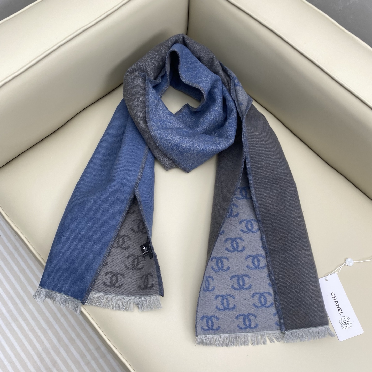 𝐂𝐡𝐚𝐧𝐞𝐥双C满logo渐变围巾 围巾是从双C满印logo逐渐消失变成纯色的过程 不论是满logo还是