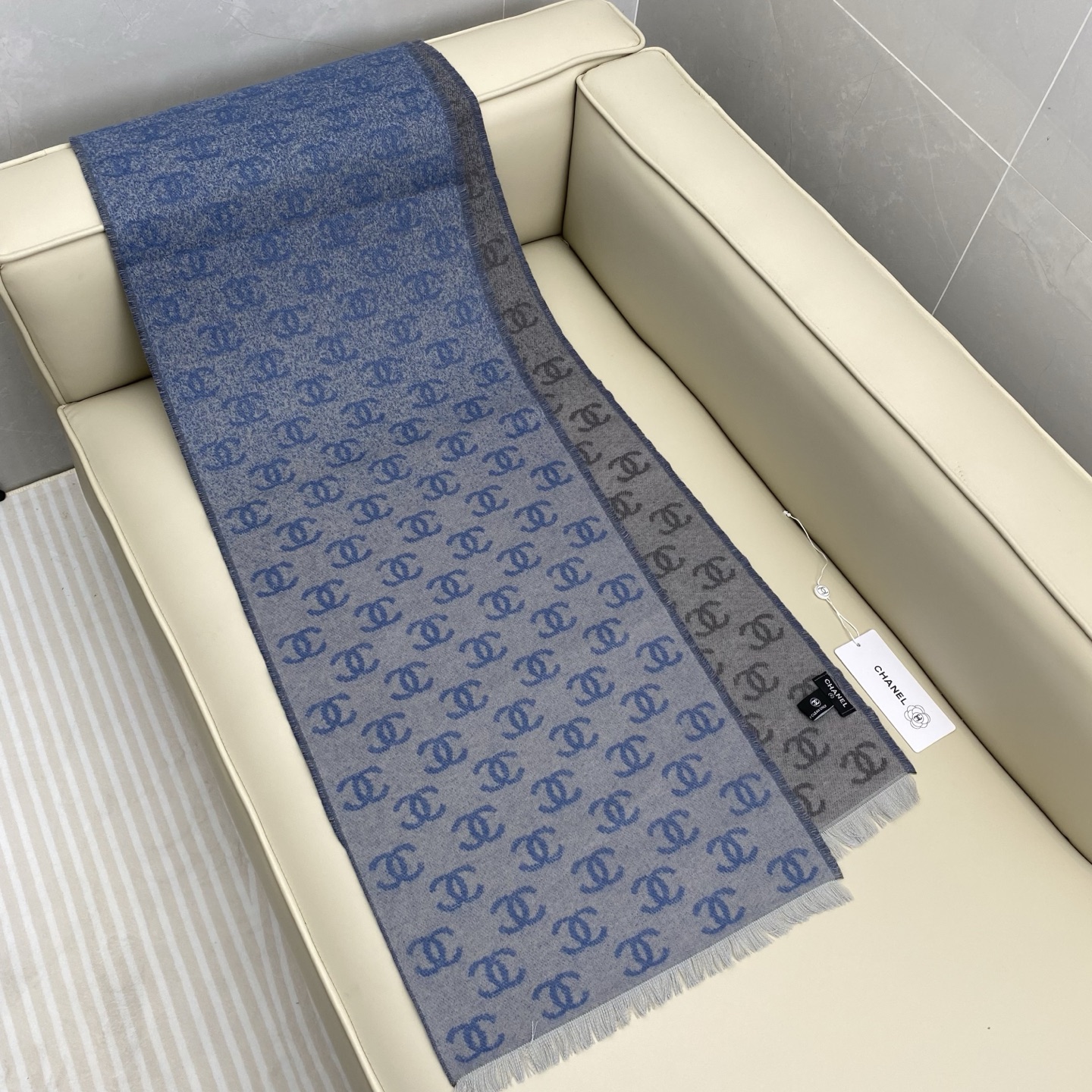 𝐂𝐡𝐚𝐧𝐞𝐥双C满logo渐变围巾 围巾是从双C满印logo逐渐消失变成纯色的过程 不论是满logo还是