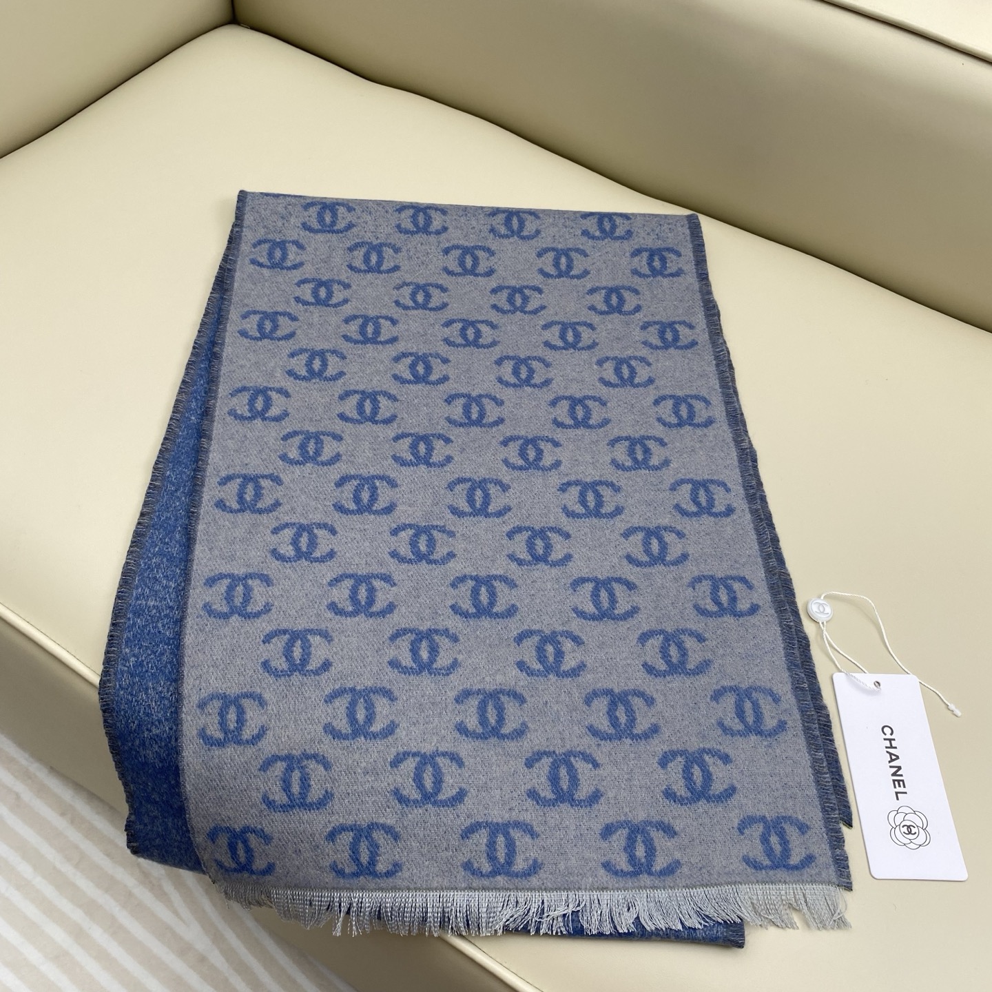 𝐂𝐡𝐚𝐧𝐞𝐥双C满logo渐变围巾 围巾是从双C满印logo逐渐消失变成纯色的过程 不论是满logo还是