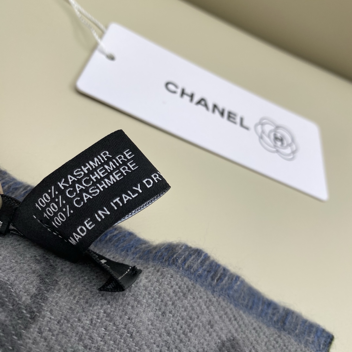 𝐂𝐡𝐚𝐧𝐞𝐥双C满logo渐变围巾 围巾是从双C满印logo逐渐消失变成纯色的过程 不论是满logo还是