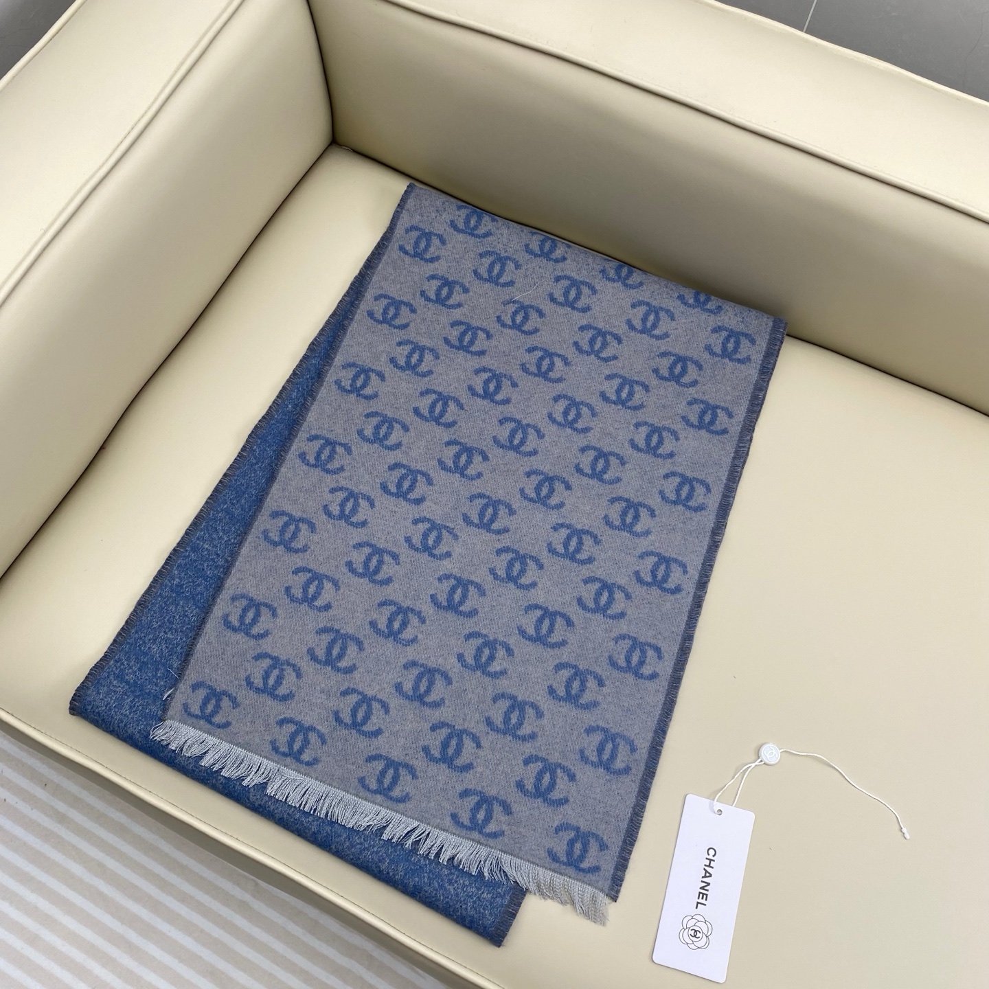 𝐂𝐡𝐚𝐧𝐞𝐥双C满logo渐变围巾 围巾是从双C满印logo逐渐消失变成纯色的过程 不论是满logo还是