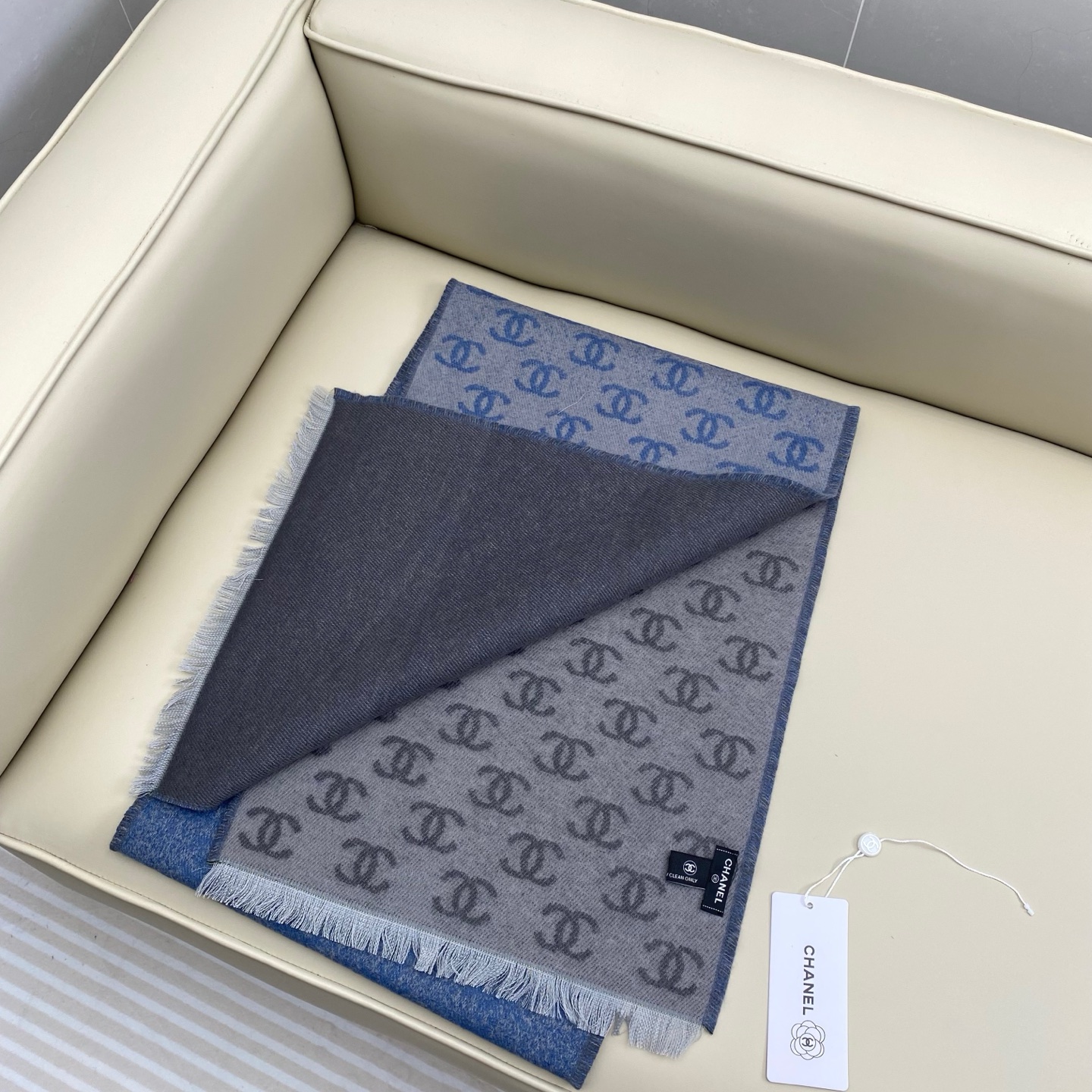 𝐂𝐡𝐚𝐧𝐞𝐥双C满logo渐变围巾 围巾是从双C满印logo逐渐消失变成纯色的过程 不论是满logo还是