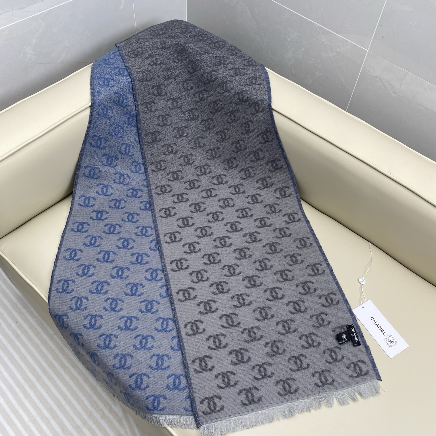 𝐂𝐡𝐚𝐧𝐞𝐥双C满logo渐变围巾 围巾是从双C满印logo逐渐消失变成纯色的过程 不论是满logo还是