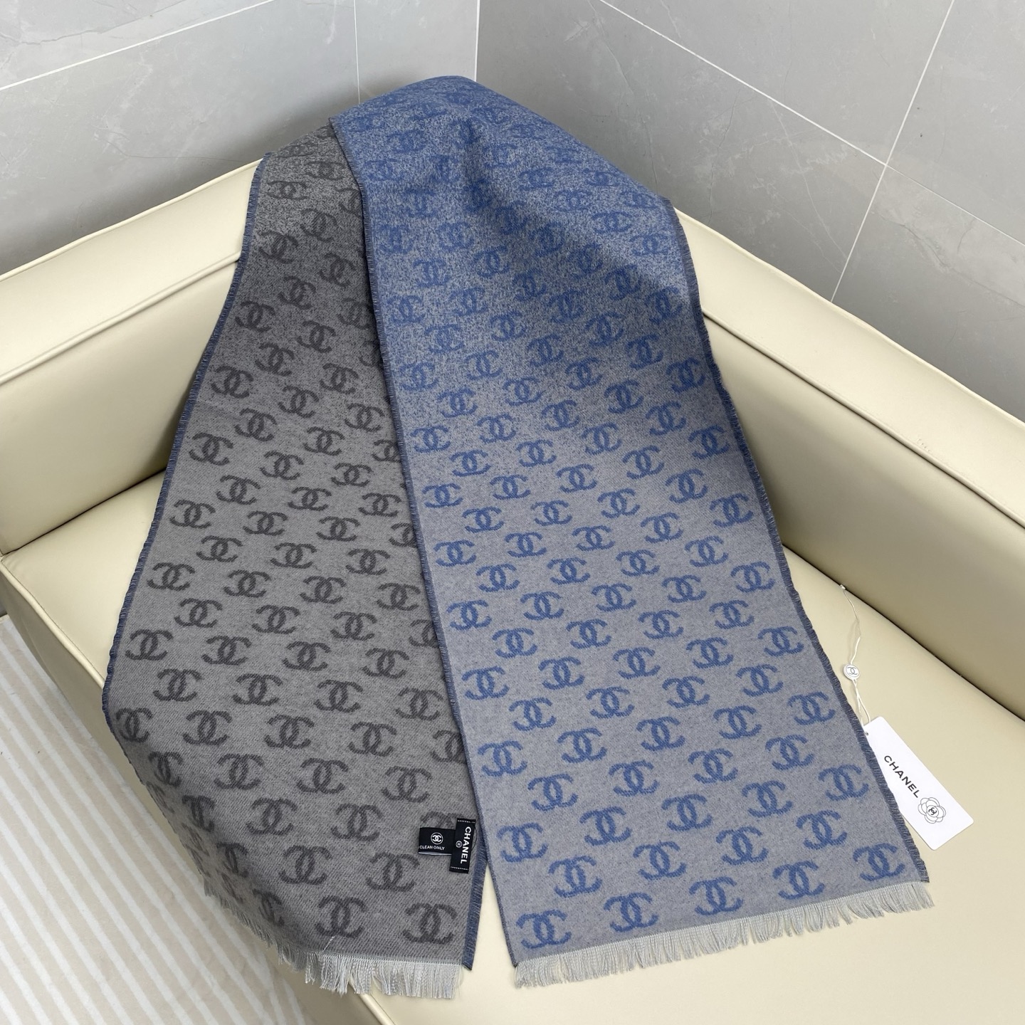 𝐂𝐡𝐚𝐧𝐞𝐥双C满logo渐变围巾 围巾是从双C满印logo逐渐消失变成纯色的过程 不论是满logo还是