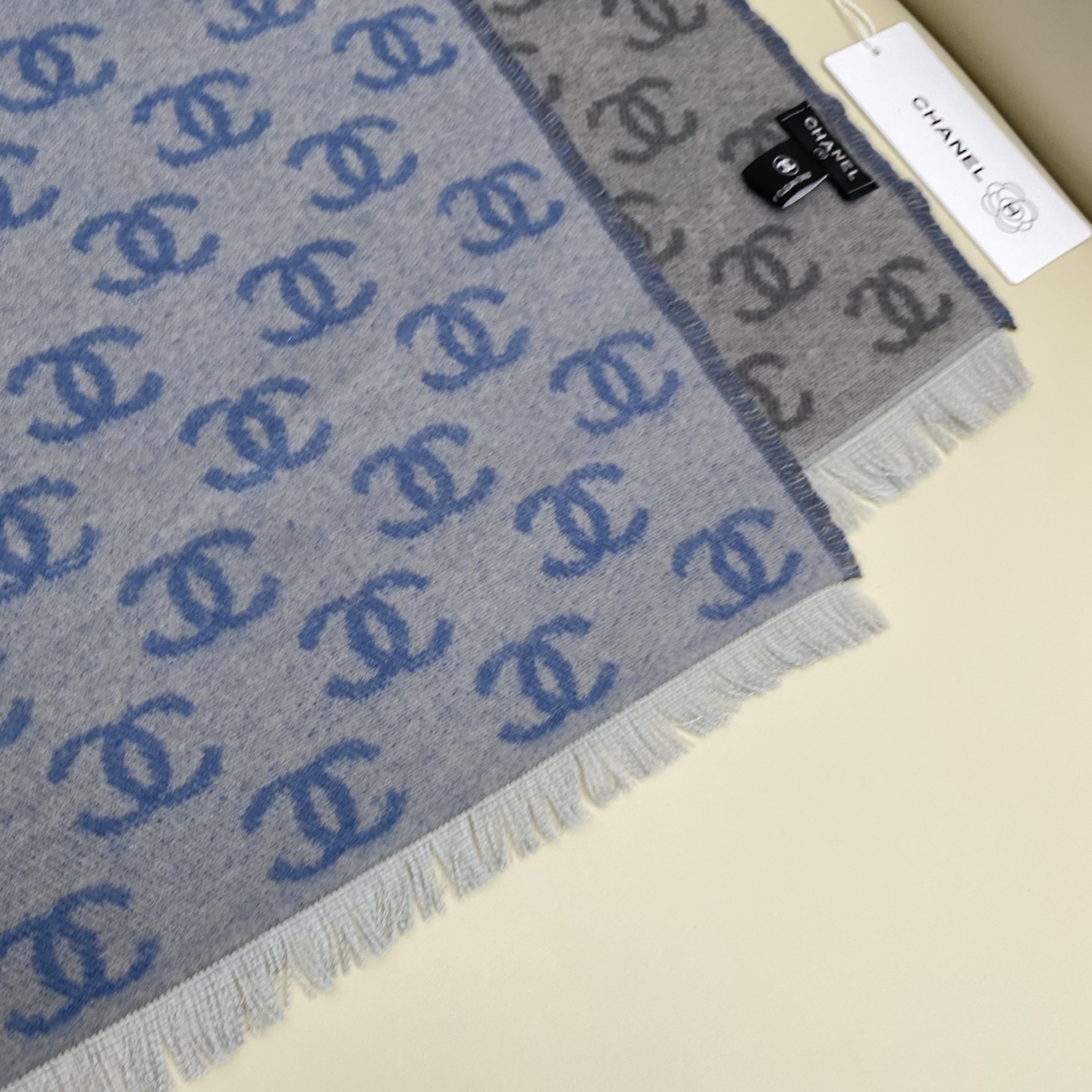 𝐂𝐡𝐚𝐧𝐞𝐥双C满logo渐变围巾 围巾是从双C满印logo逐渐消失变成纯色的过程 不论是满logo还是