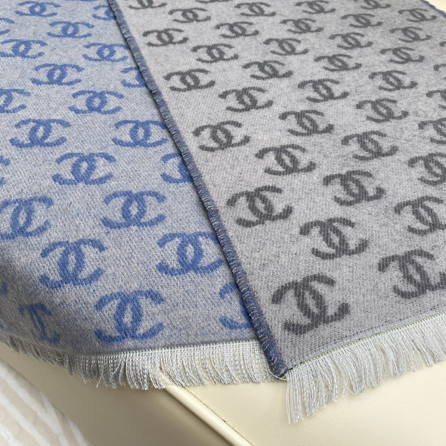 𝐂𝐡𝐚𝐧𝐞𝐥双C满logo渐变围巾 围巾是从双C满印logo逐渐消失变成纯色的过程 不论是满logo还是