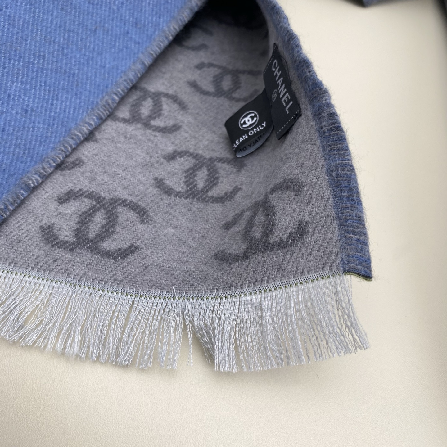 𝐂𝐡𝐚𝐧𝐞𝐥双C满logo渐变围巾 围巾是从双C满印logo逐渐消失变成纯色的过程 不论是满logo还是