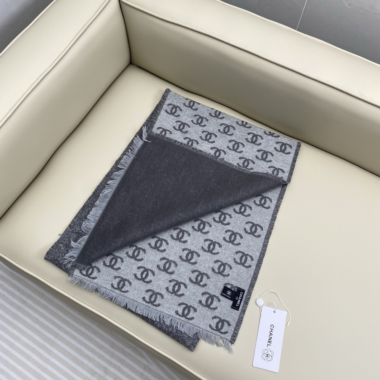 𝐂𝐡𝐚𝐧𝐞𝐥双C满logo渐变围巾 围巾是从双C满印logo逐渐消失变成纯色的过程 不论是满logo还是