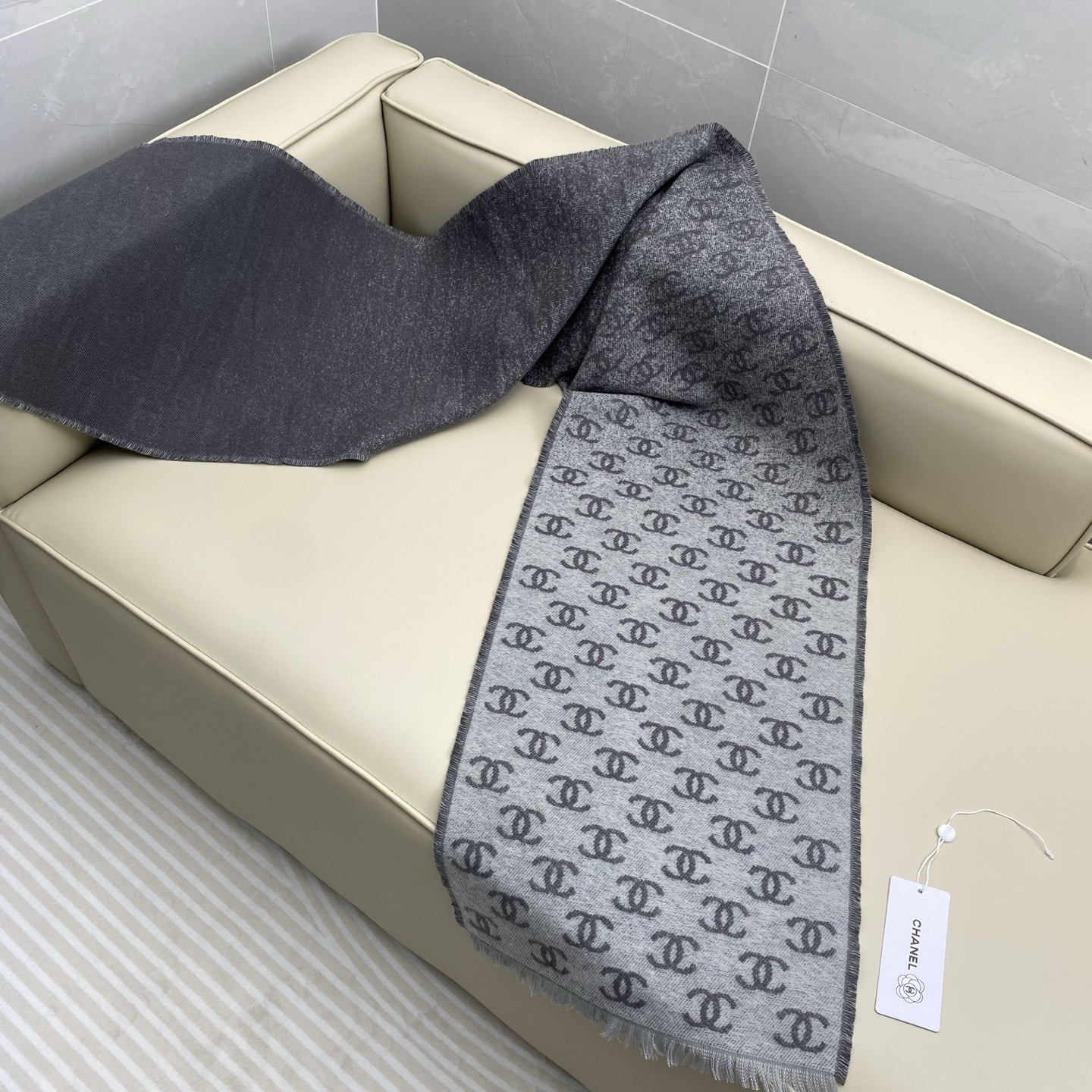 𝐂𝐡𝐚𝐧𝐞𝐥双C满logo渐变围巾 围巾是从双C满印logo逐渐消失变成纯色的过程 不论是满logo还是