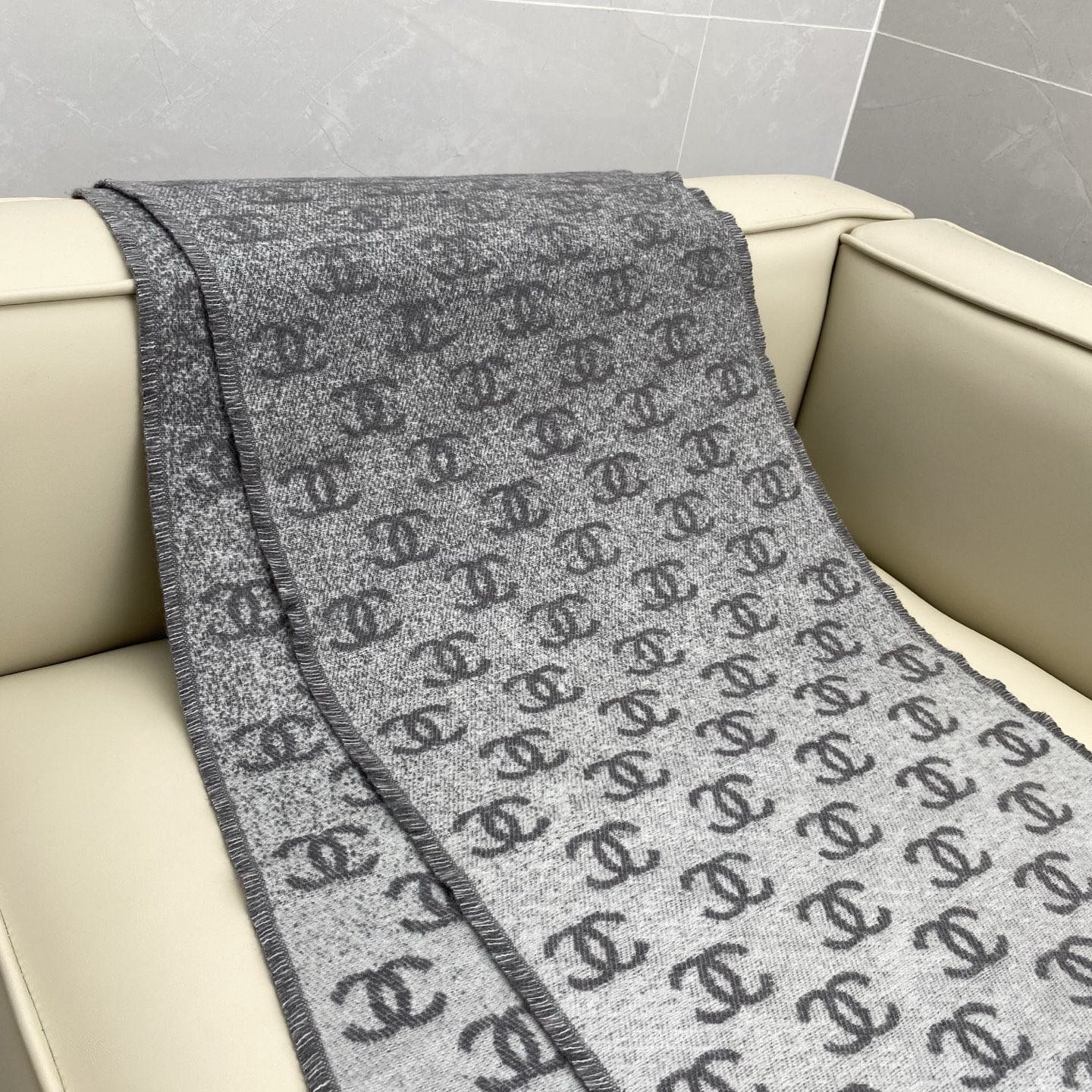 𝐂𝐡𝐚𝐧𝐞𝐥双C满logo渐变围巾 围巾是从双C满印logo逐渐消失变成纯色的过程 不论是满logo还是