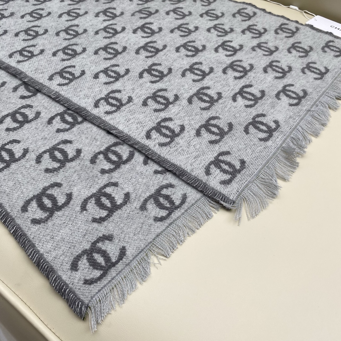 𝐂𝐡𝐚𝐧𝐞𝐥双C满logo渐变围巾 围巾是从双C满印logo逐渐消失变成纯色的过程 不论是满logo还是