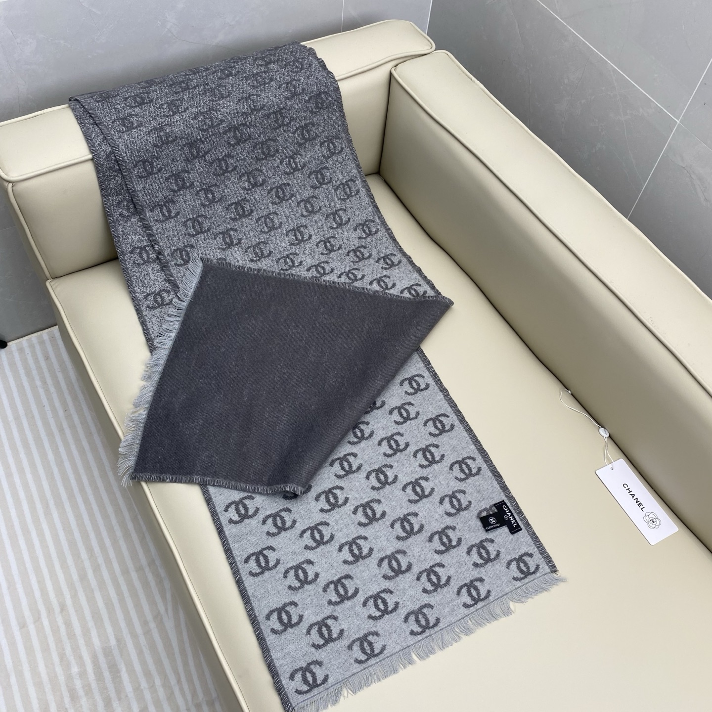 𝐂𝐡𝐚𝐧𝐞𝐥双C满logo渐变围巾 围巾是从双C满印logo逐渐消失变成纯色的过程 不论是满logo还是