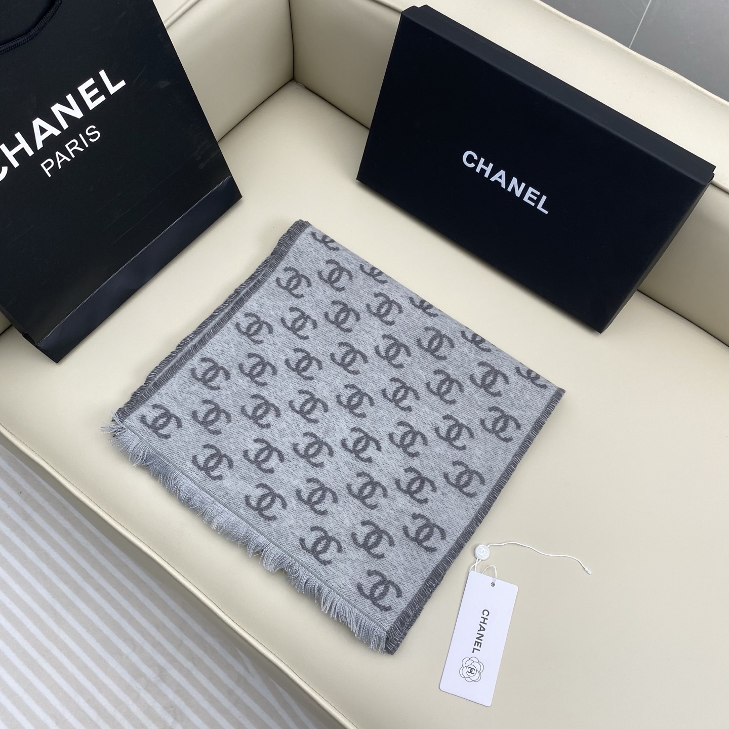 𝐂𝐡𝐚𝐧𝐞𝐥双C满logo渐变围巾 围巾是从双C满印logo逐渐消失变成纯色的过程 不论是满logo还是