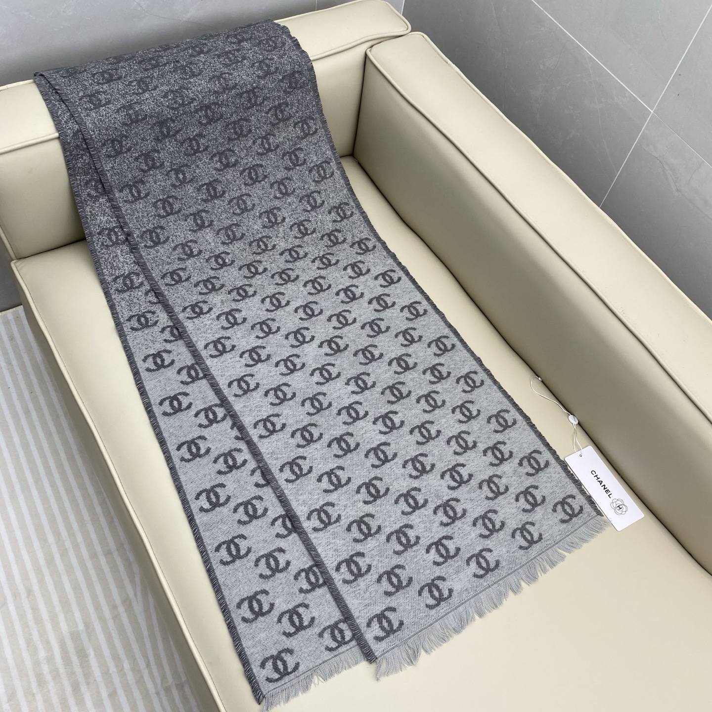 𝐂𝐡𝐚𝐧𝐞𝐥双C满logo渐变围巾 围巾是从双C满印logo逐渐消失变成纯色的过程 不论是满logo还是