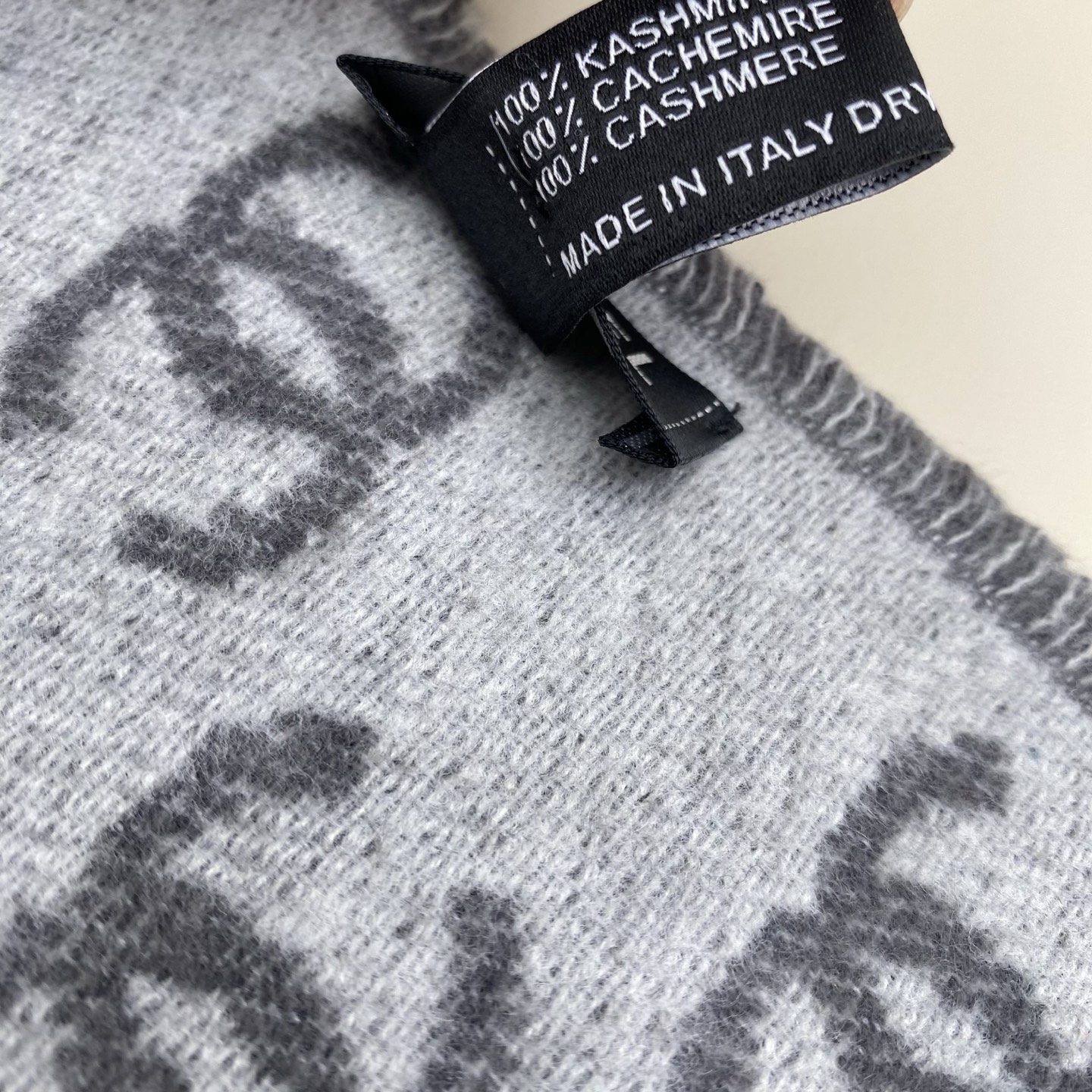 𝐂𝐡𝐚𝐧𝐞𝐥双C满logo渐变围巾 围巾是从双C满印logo逐渐消失变成纯色的过程 不论是满logo还是