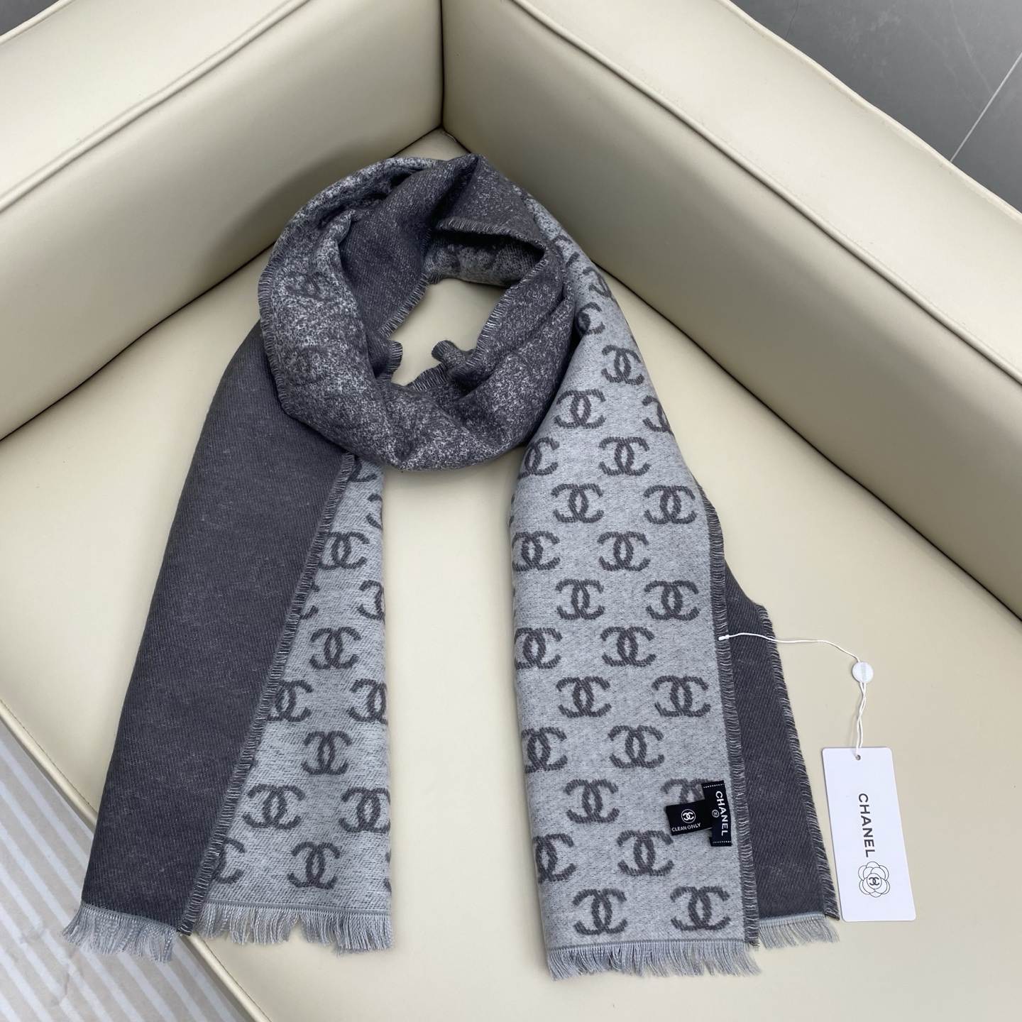 𝐂𝐡𝐚𝐧𝐞𝐥双C满logo渐变围巾 围巾是从双C满印logo逐渐消失变成纯色的过程 不论是满logo还是